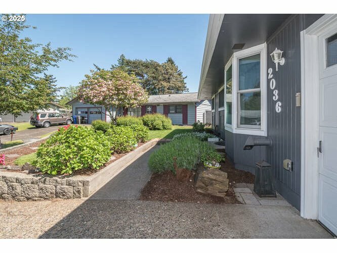 Property Photo: 2036 SE 161st Ct OR 97233
