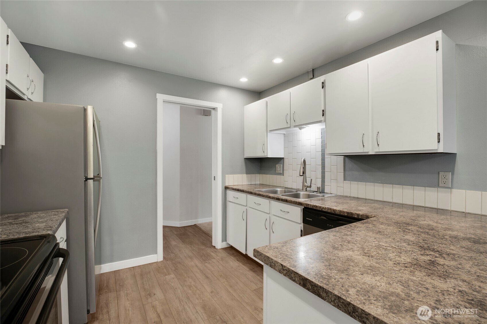 Property Photo:  13739  15th Avenue NE B9  WA 98125 