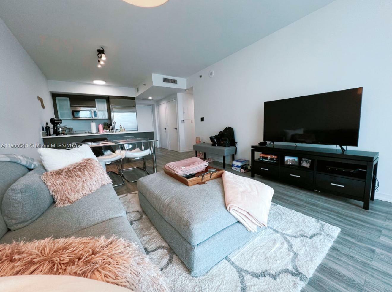 Property Photo: 55 SE 6th St 2304 FL 33131