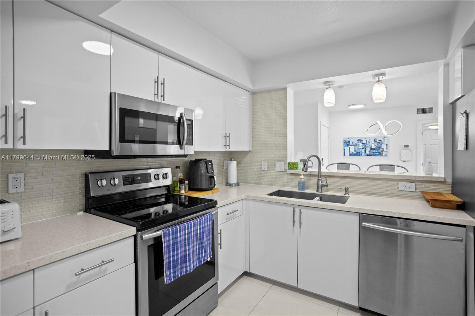 Property Photo: 529 E Sheridan St 307 FL 33004