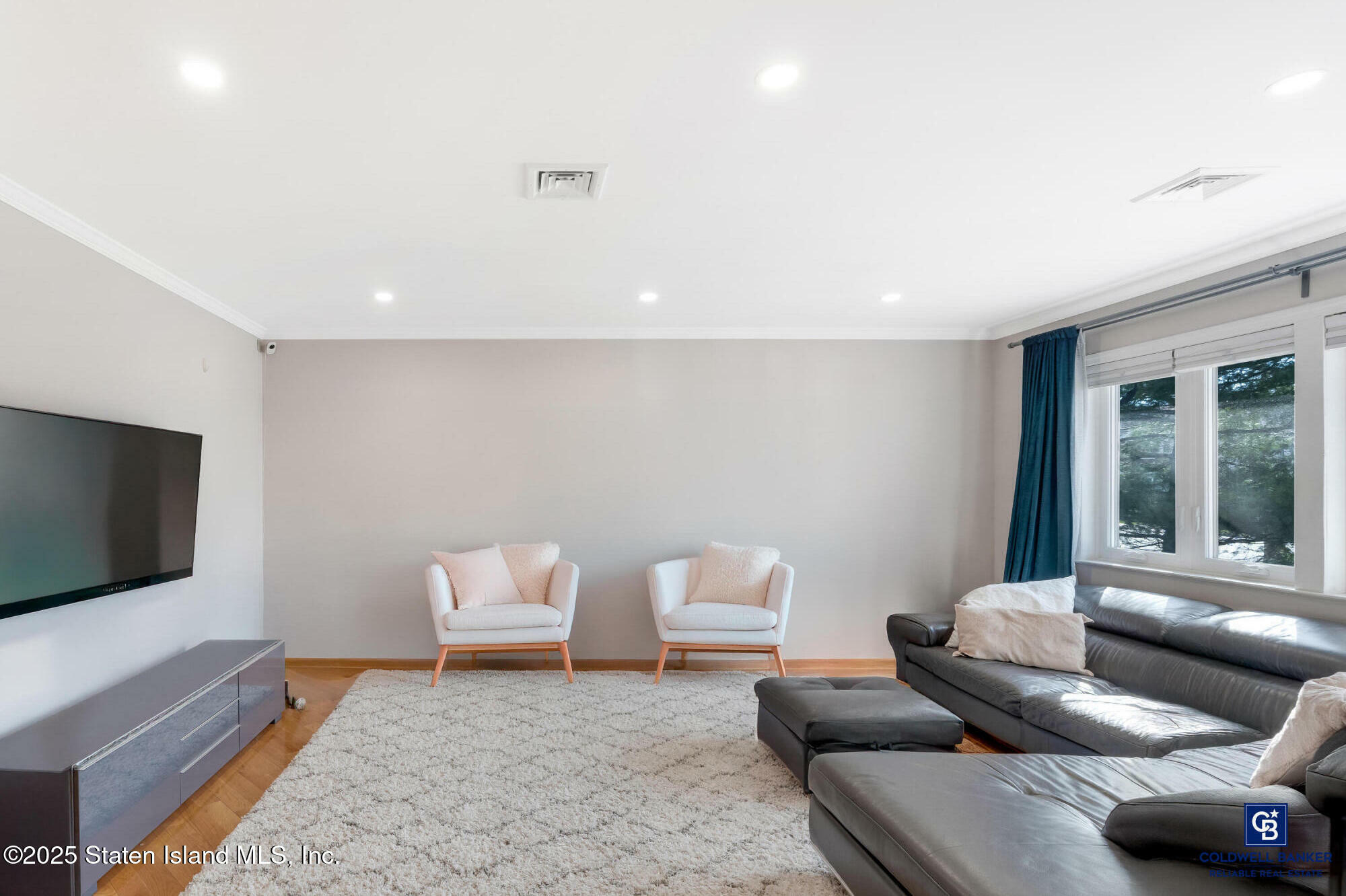 Property Photo: 995 W Fingerboard Road NY 10304