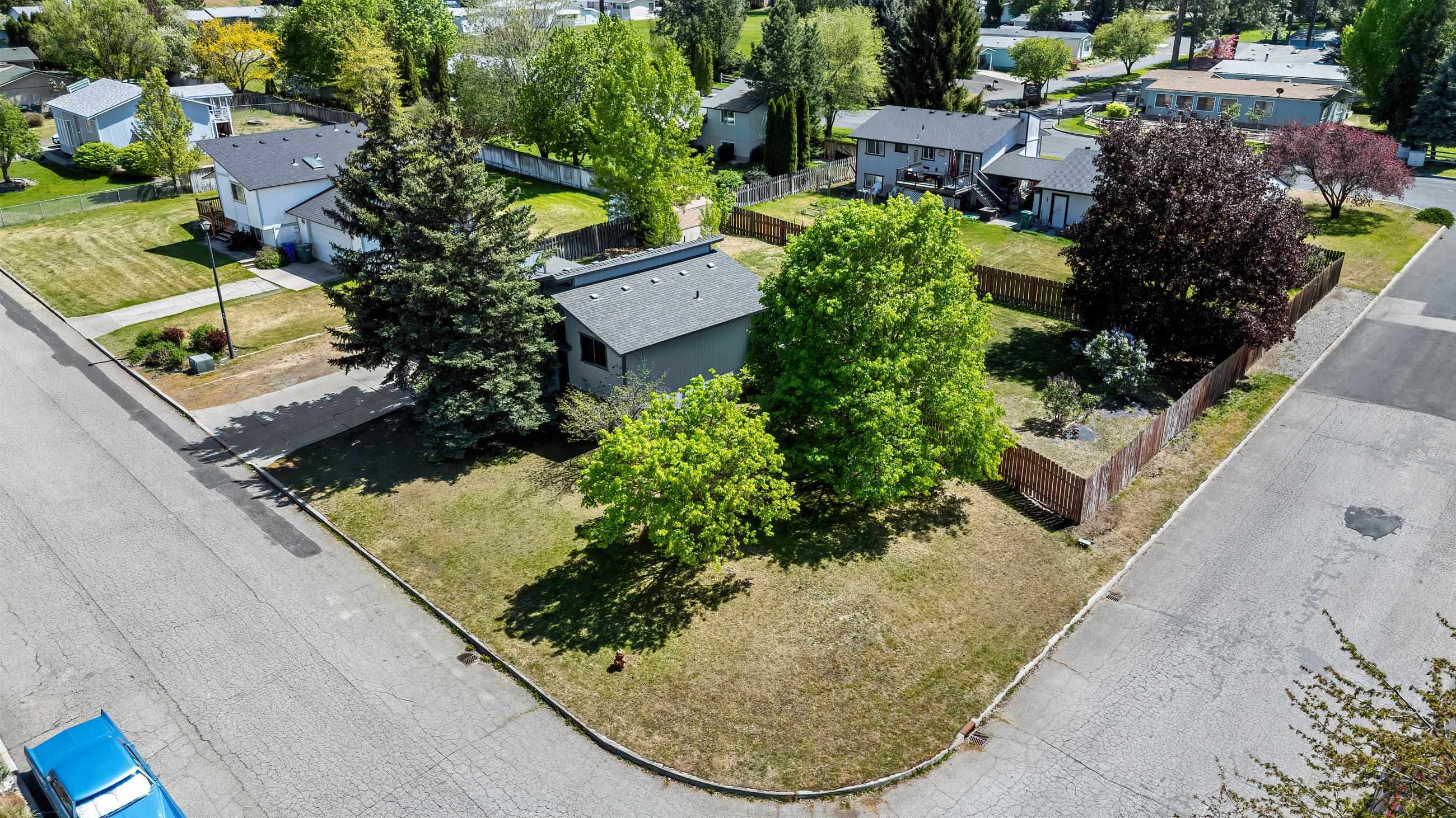 Property Photo: 3326 E Pineglen Ave WA 99021