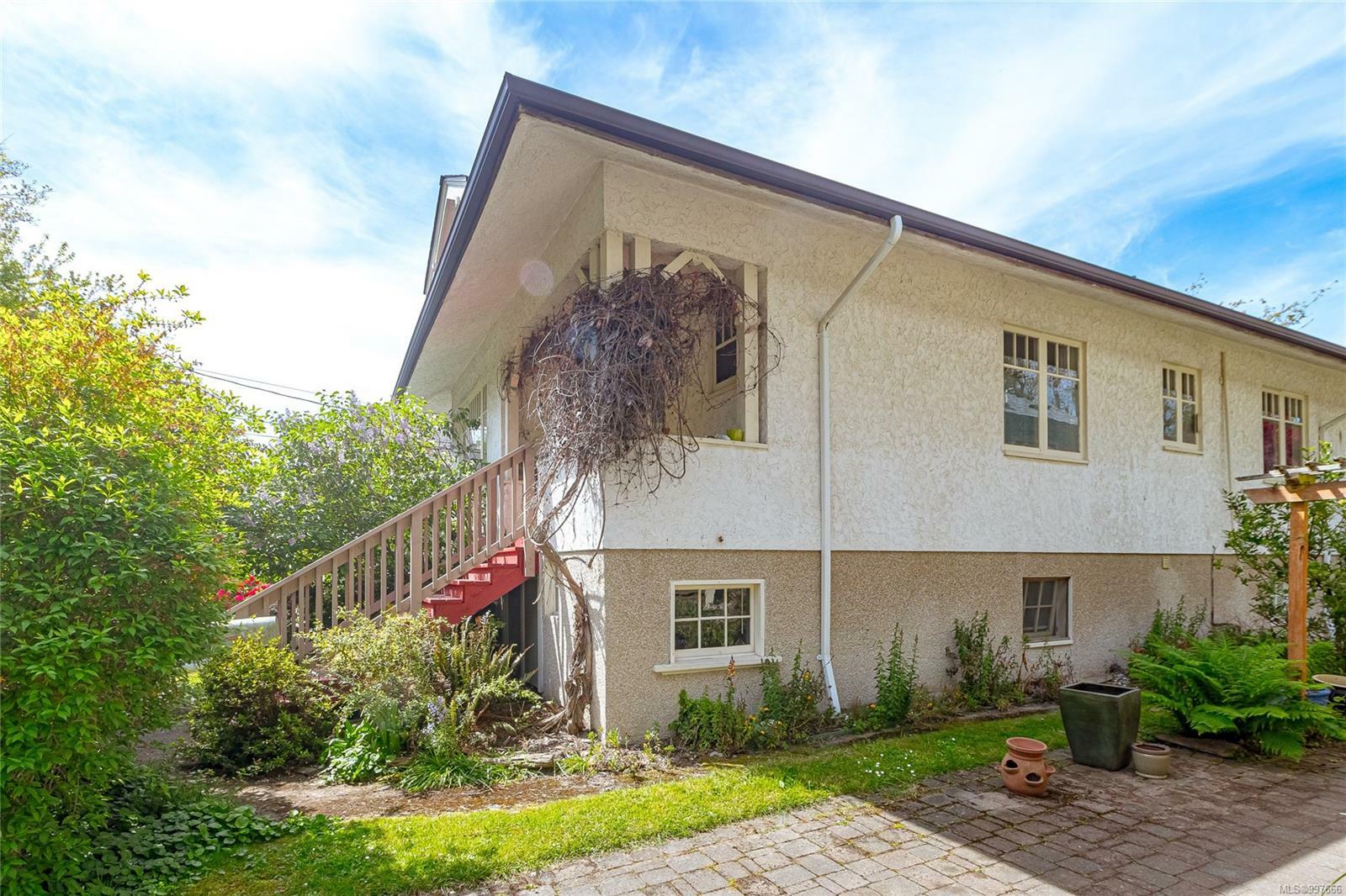 Property Photo: 444 Kipling St BC V8S 3J8