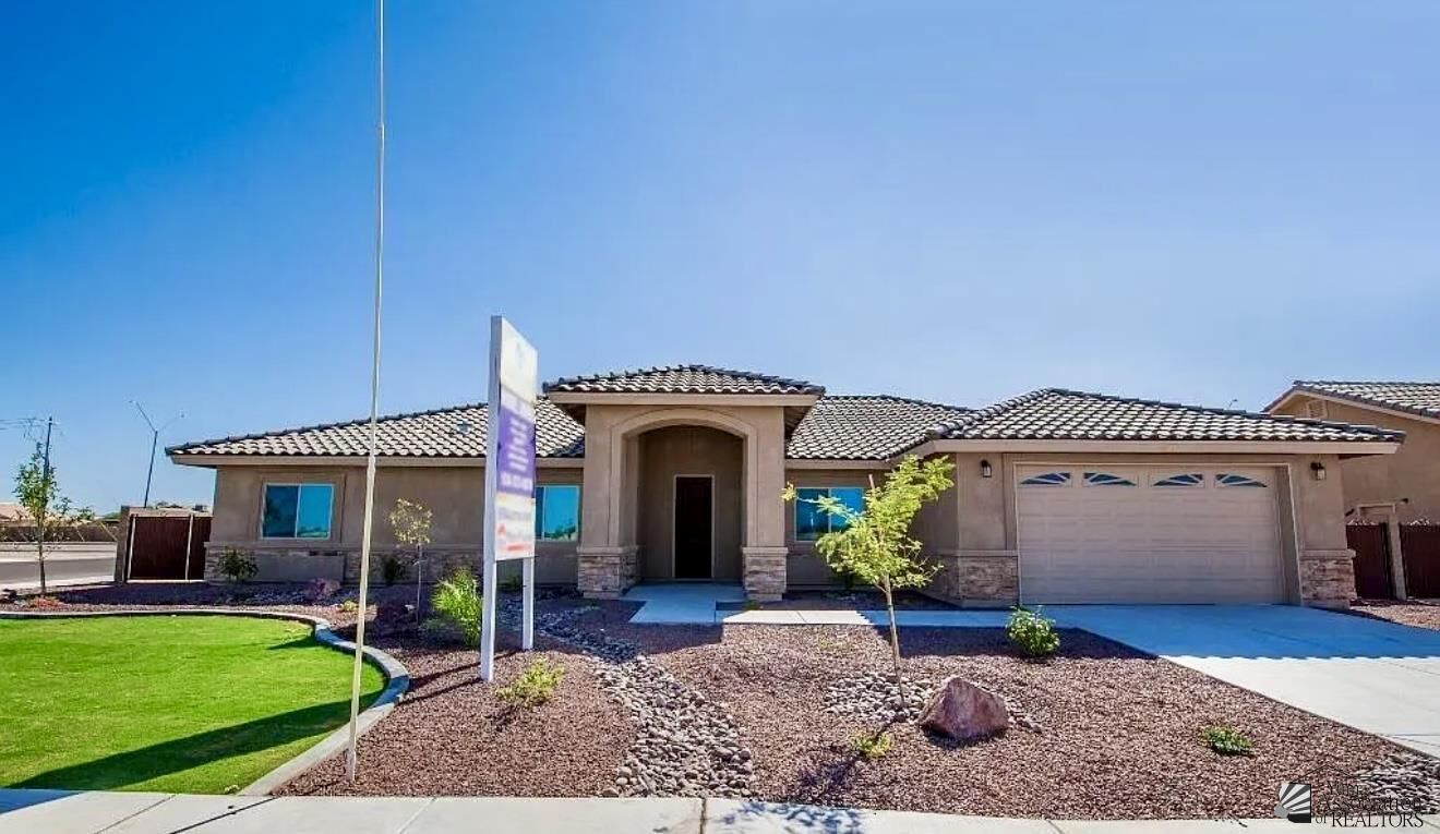 Property Photo: 5693 E 44th Pl AZ 85365