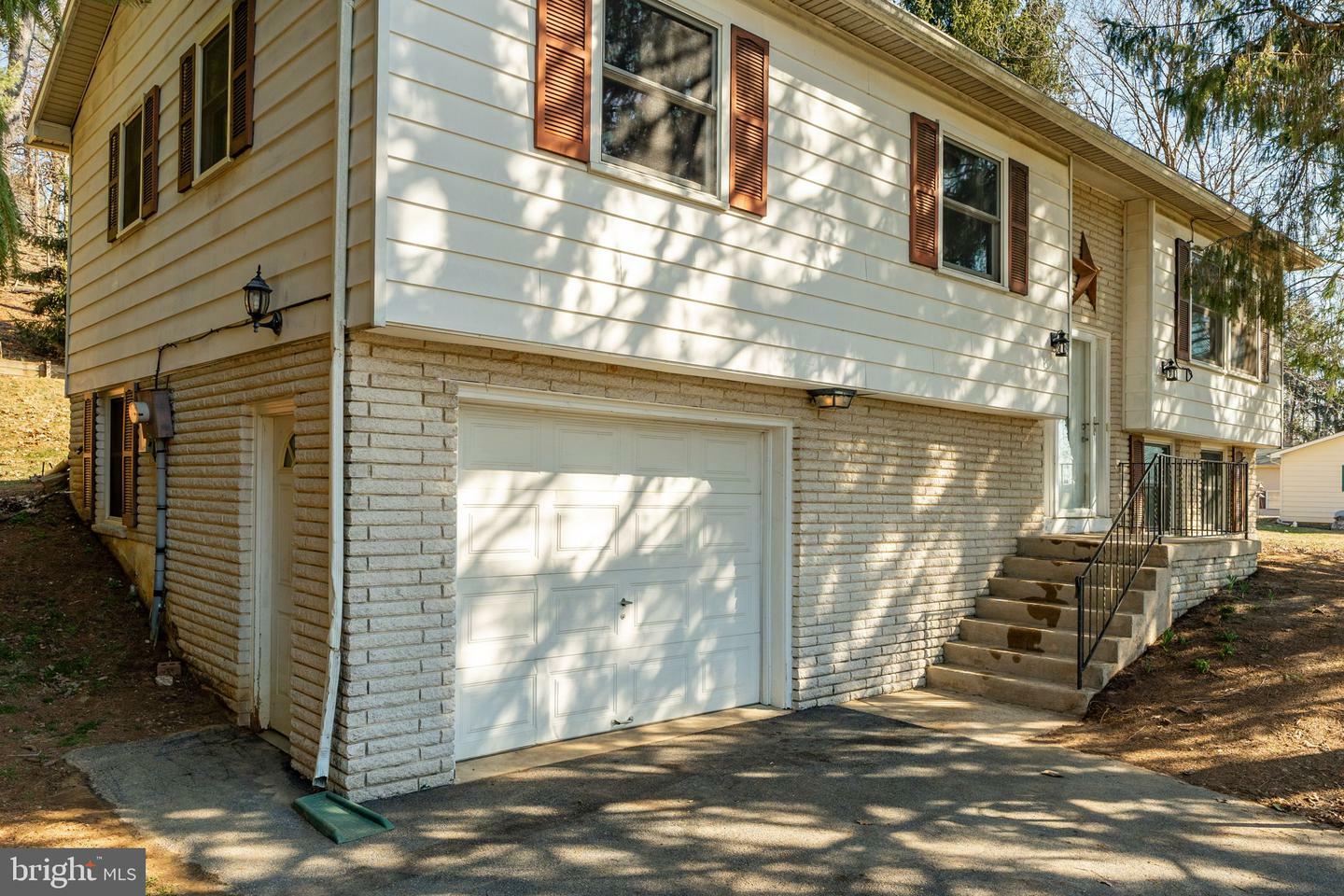 Property Photo: 5 Dogwood Lane PA 17584