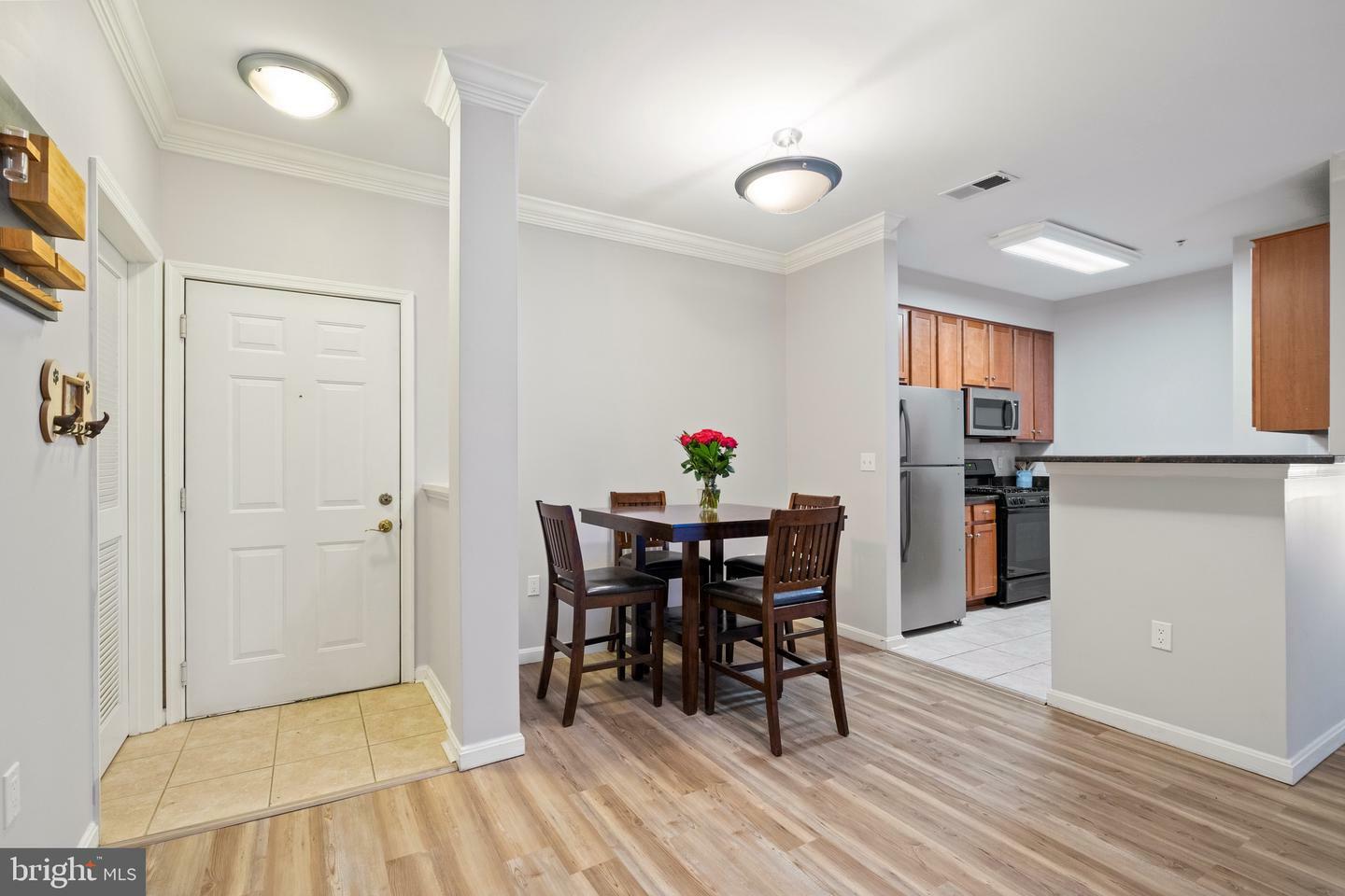 Property Photo: 4862 Eisenhower Avenue 363 VA 22304