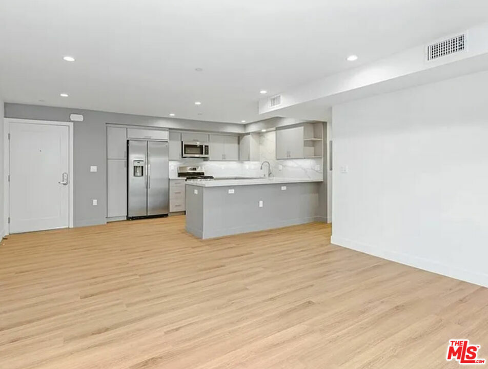 Property Photo: 5405 Hermitage Ave CA 91607
