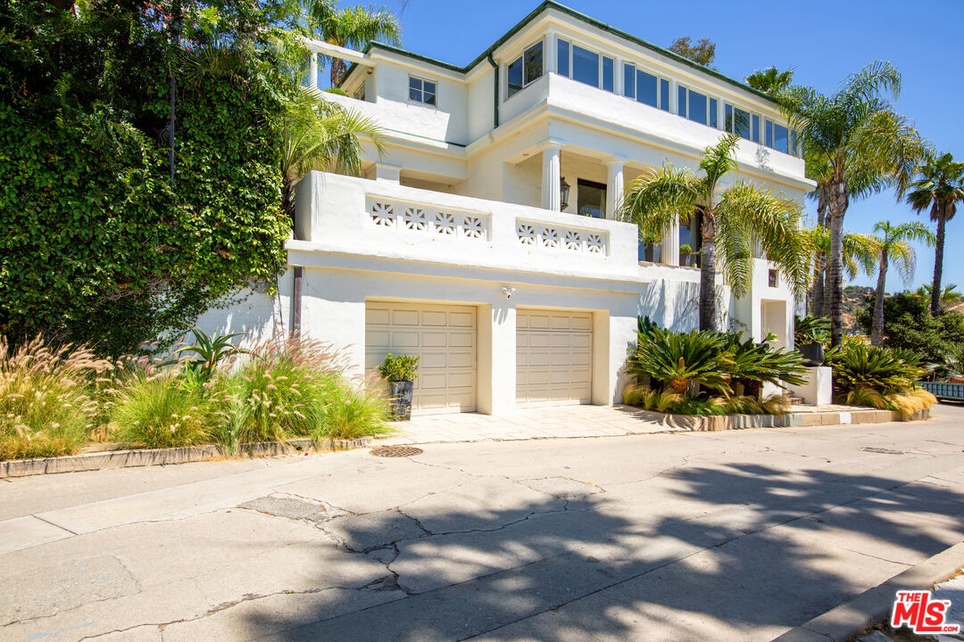 Property Photo:  2249 Mountain Oak Dr  CA 90068 