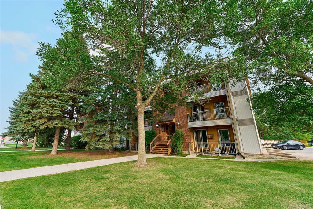 Property Photo: 932 Summerside Avenue MB R3T 3A9