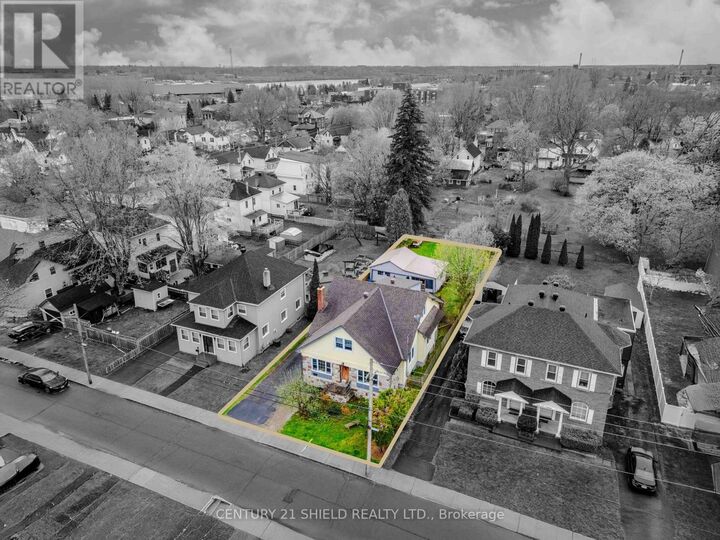 Property Photo:  114 Gloucester Street North  ON K6H 3W4 