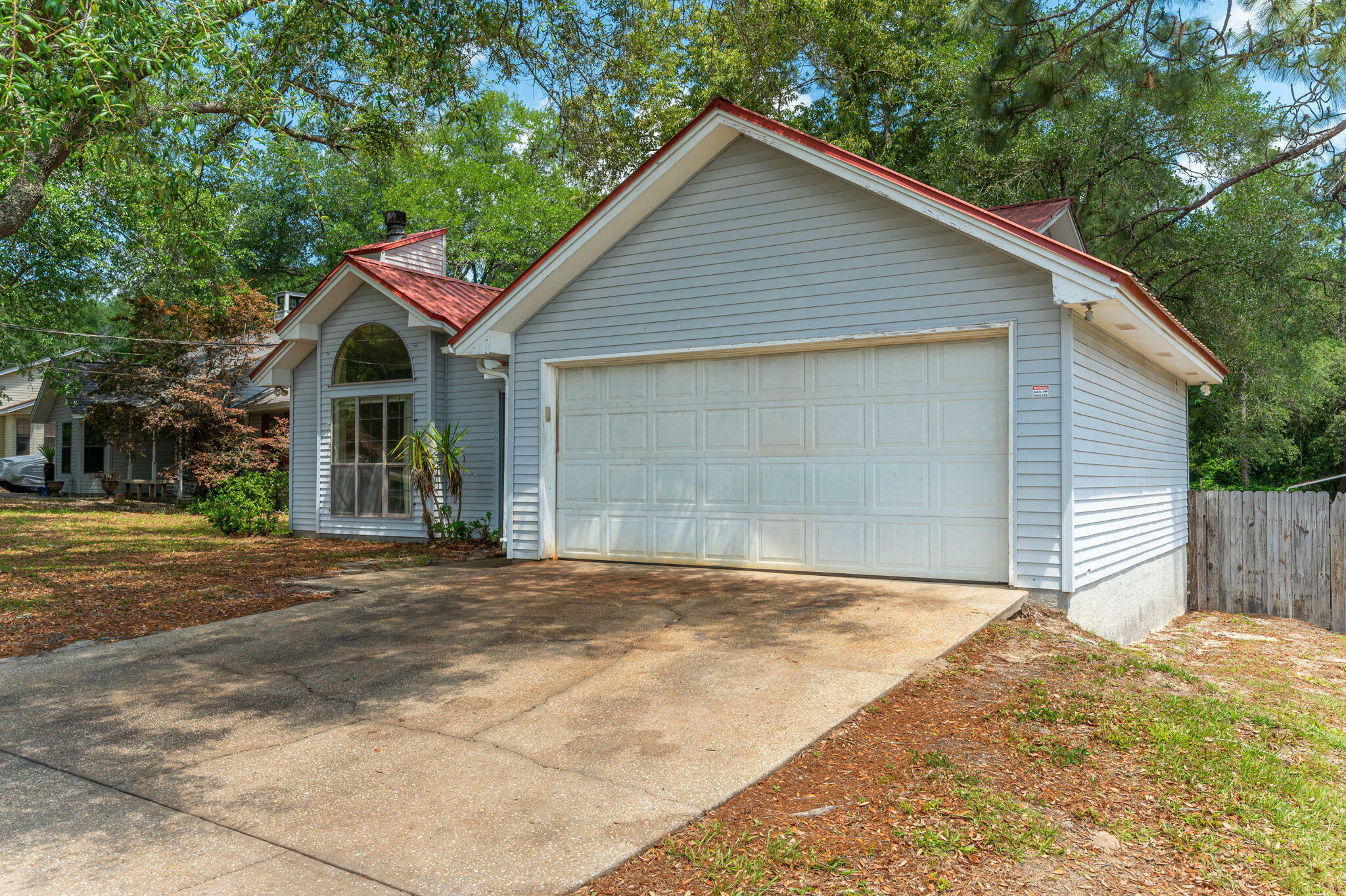 Property Photo: 109 E Pinoak Court FL 32539