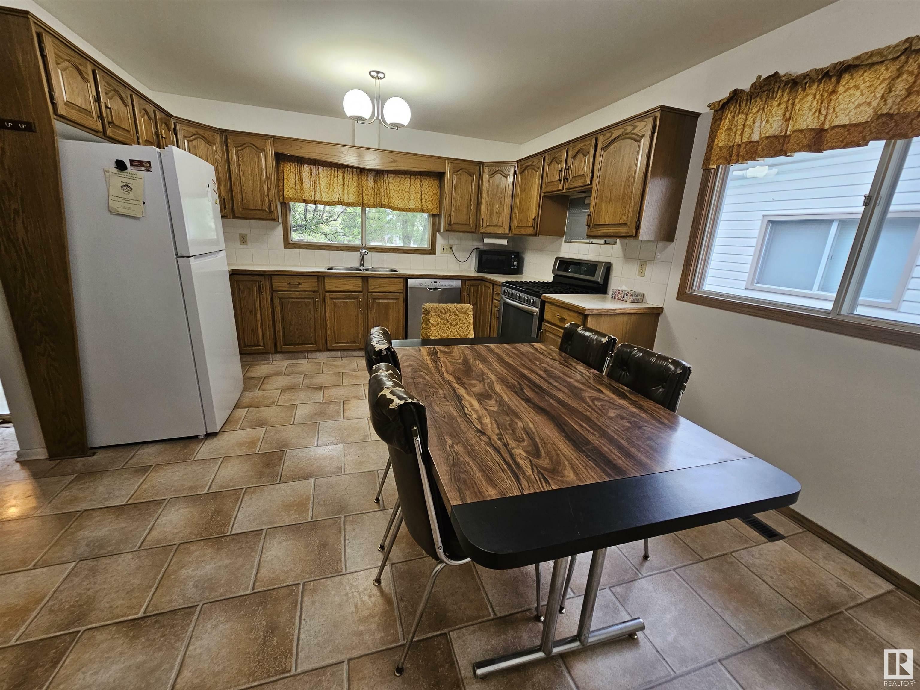 Photo de la propriété: 13807 74 Street NW AB T5C 0X8