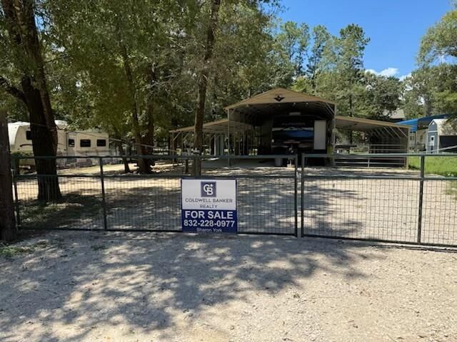 Property Photo:  179 Somerset  TX 77351 