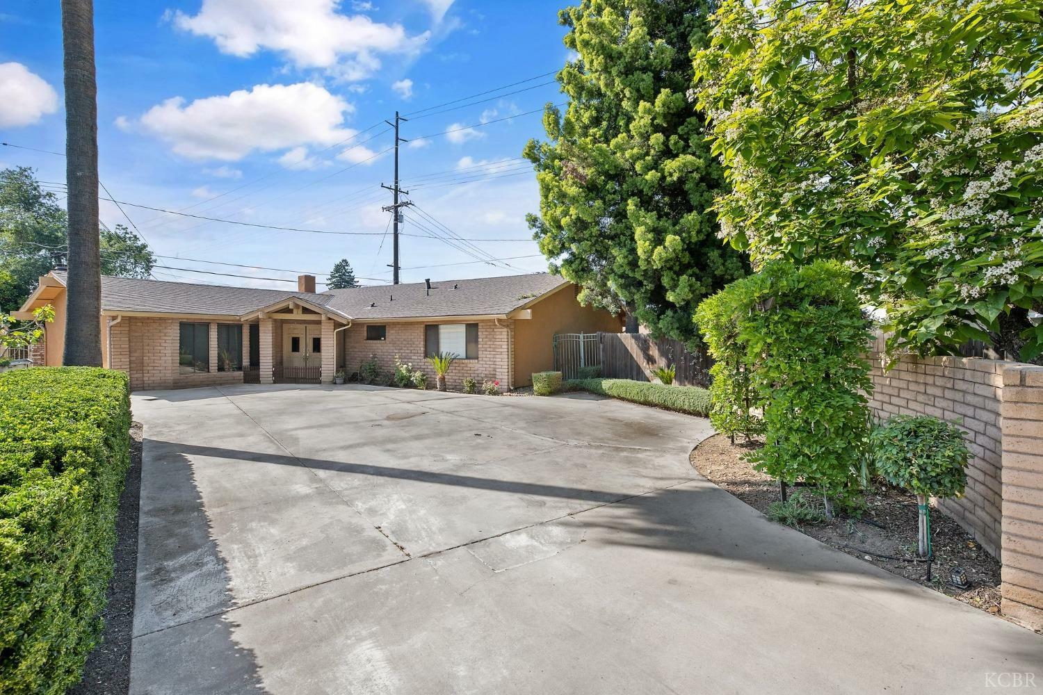 Property Photo: 2021 S Woodland Street SE CA 93277