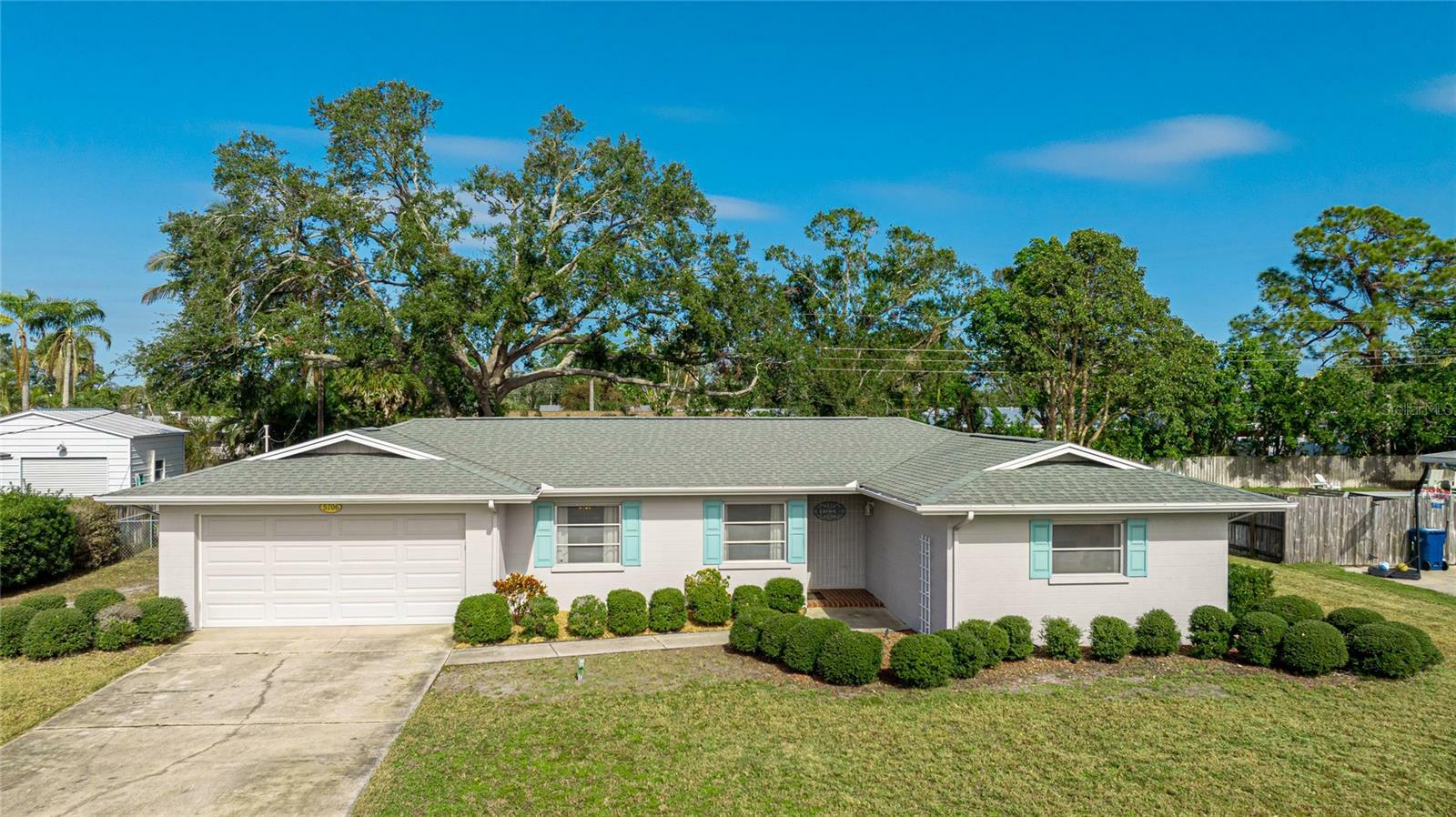 Property Photo: 5706 10th Avenue Dr W FL 34209