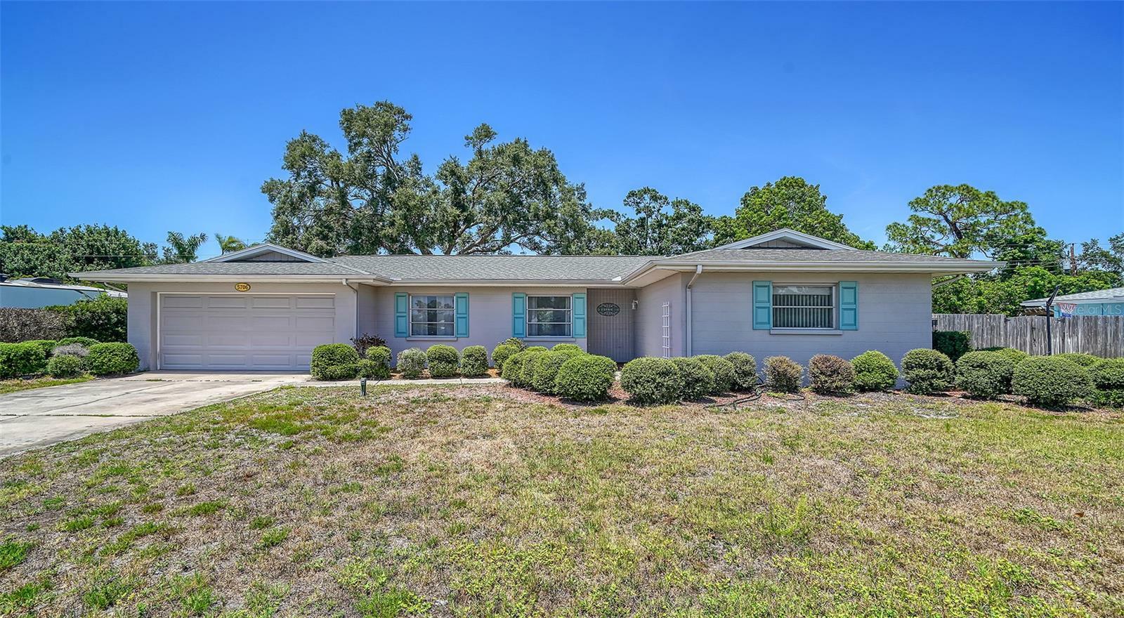 Property Photo: 5706 10th Avenue Dr W FL 34209