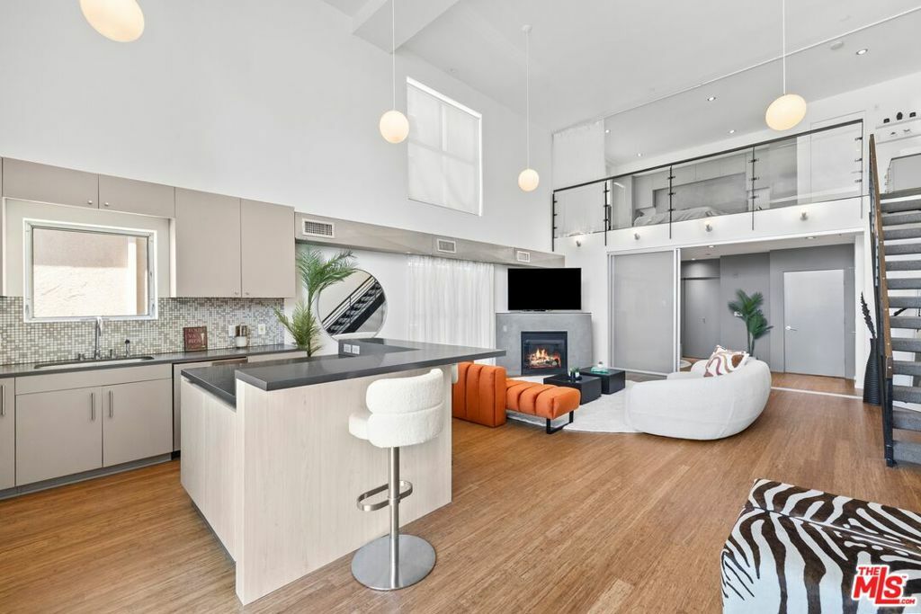 Property Photo: 7062 Hawthorn Avenue 203 CA 90028