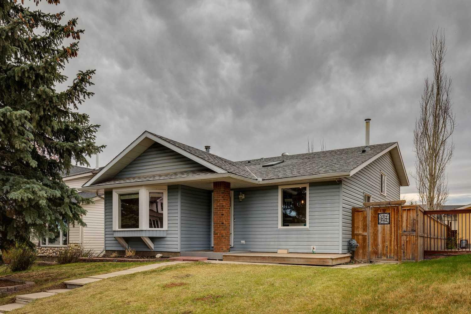 Property Photo:  27 Woodglen Way SW  AB T2W 4W8 