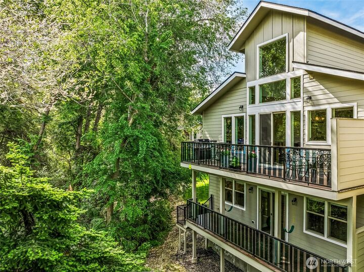 Property Photo:  411  19th Street NE 9  WA 98802 