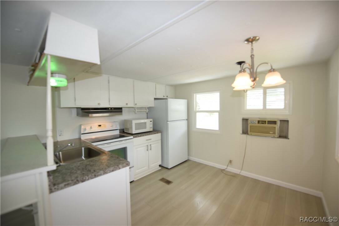 Property Photo: 1178 Cr 461 FL 33538