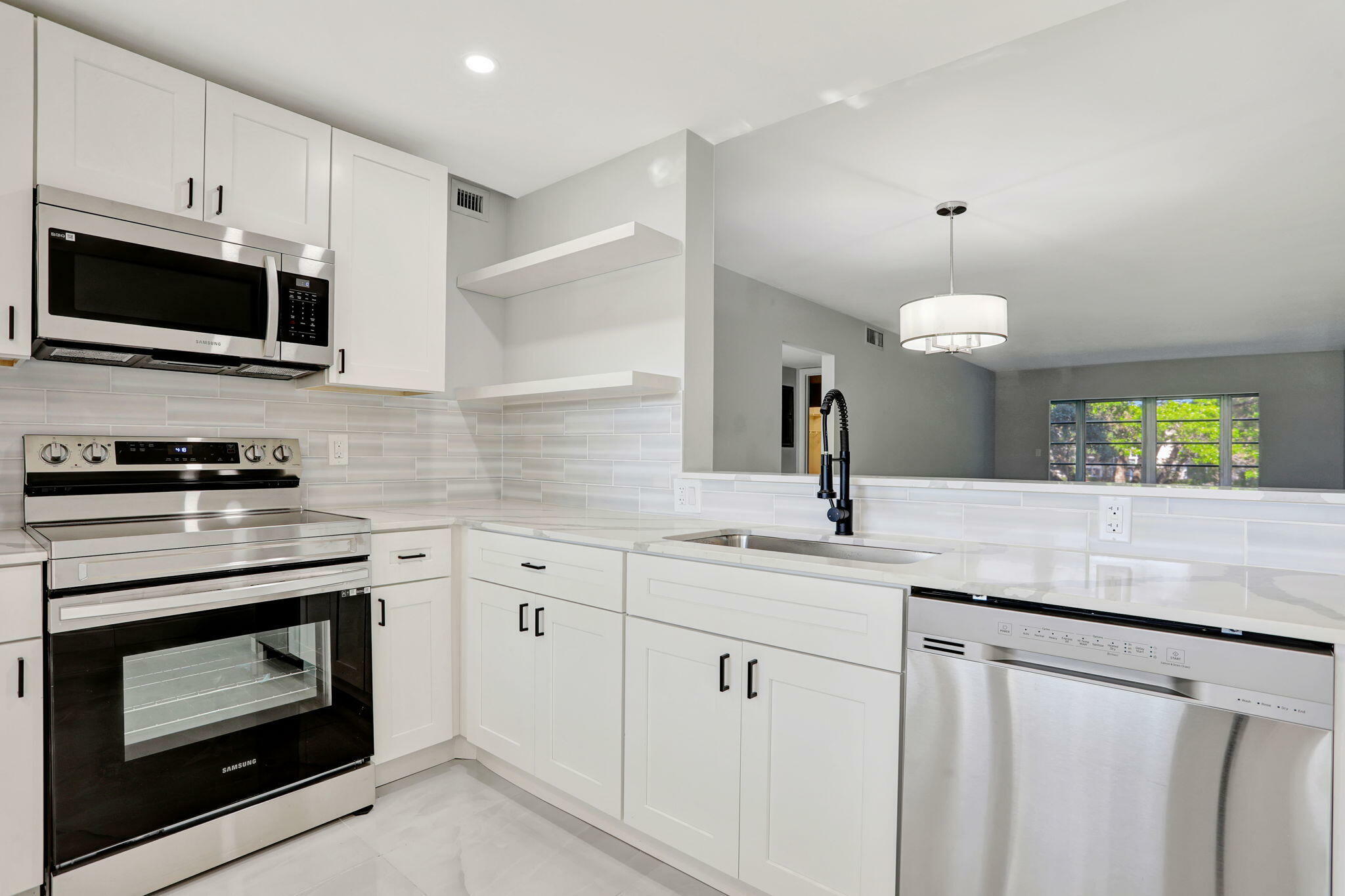 Property Photo: 2202 Lucaya Bend G2 FL 33066