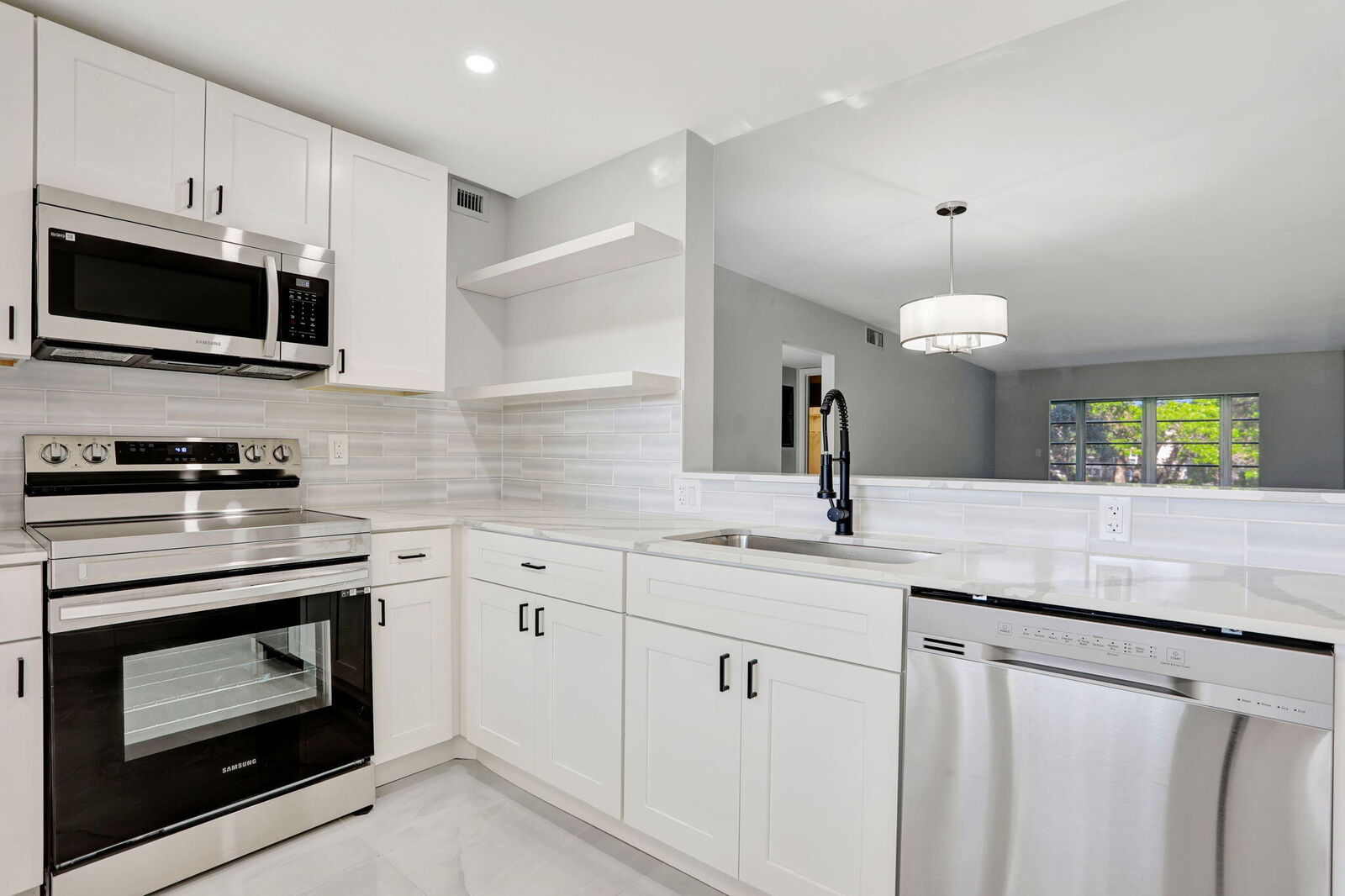 Property Photo: 2202 Lucaya Bend G2 FL 33066