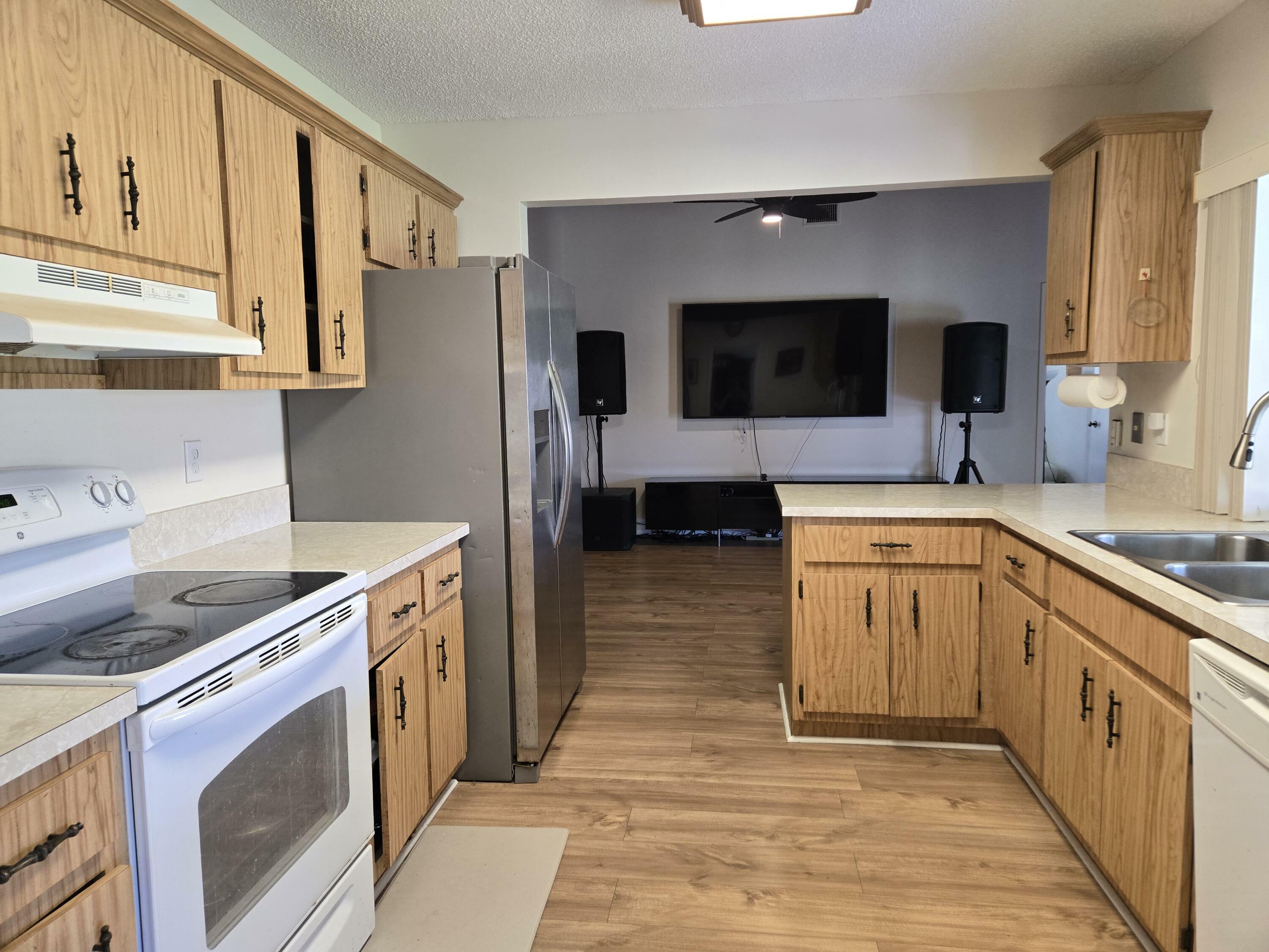 Property Photo: 8245 Whitewood Cove E FL 33467