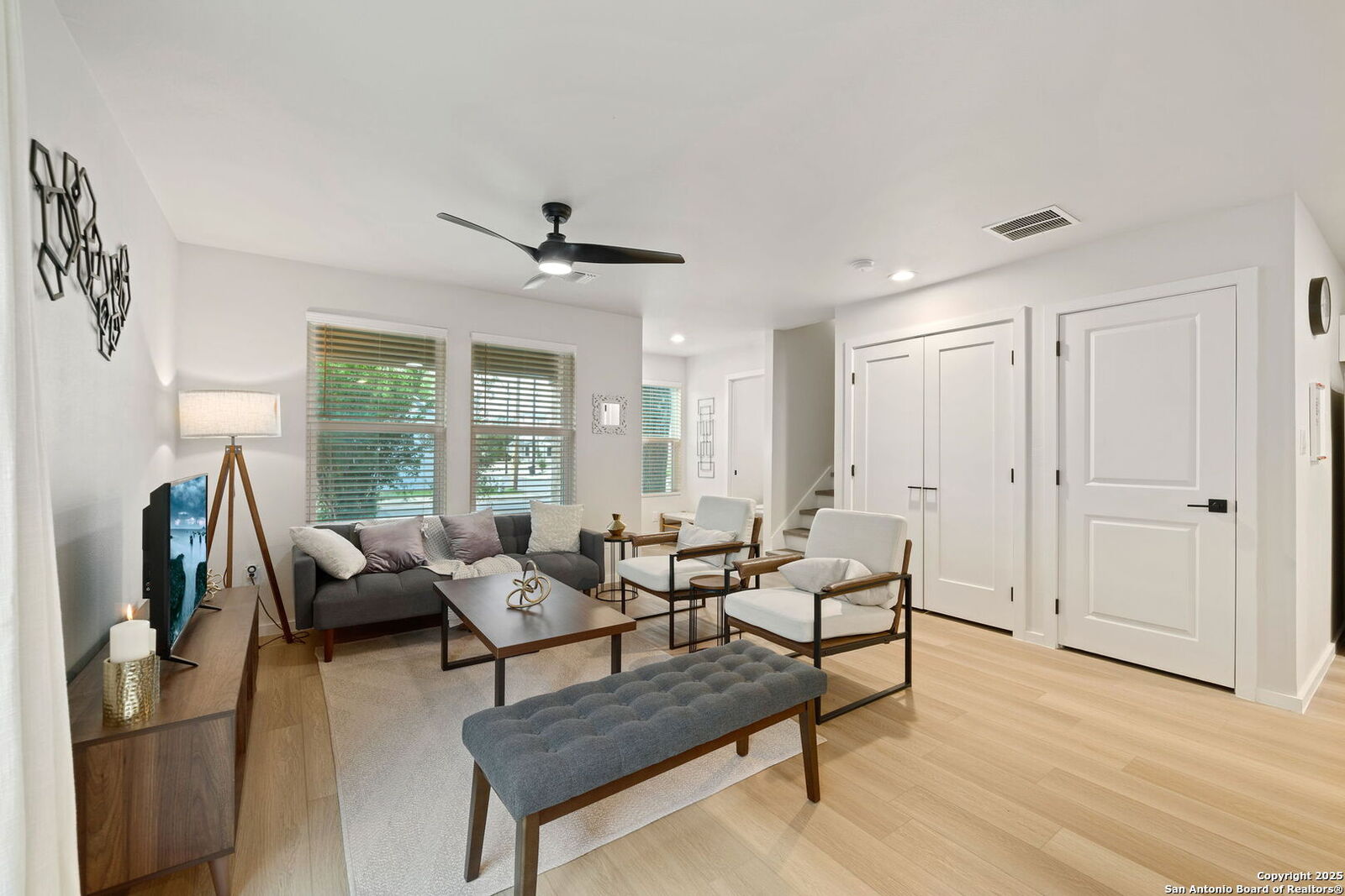 Property Photo: 1102 S Gevers St TX 78210