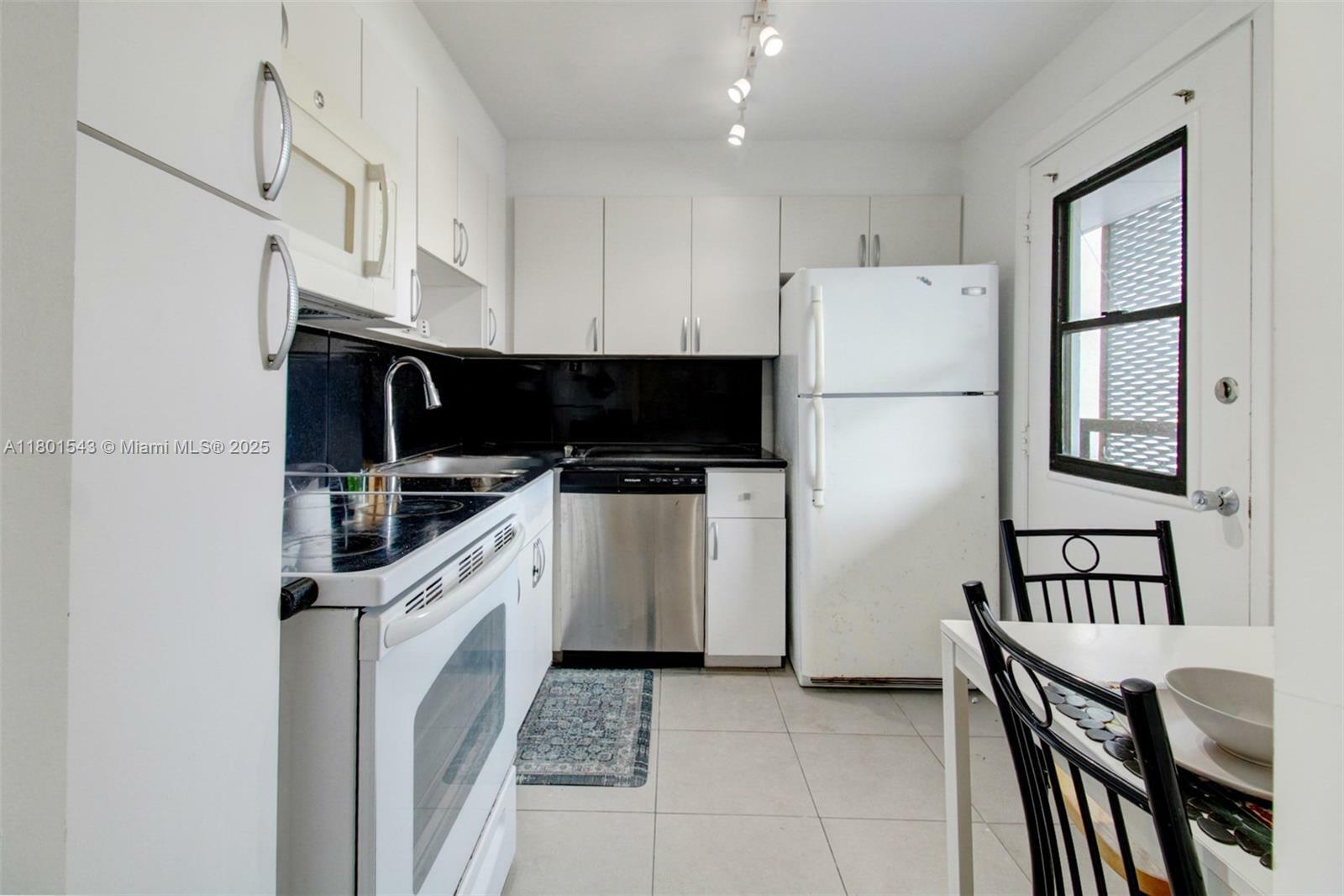 Property Photo: 3401 N Country Club Dr 614 FL 33180