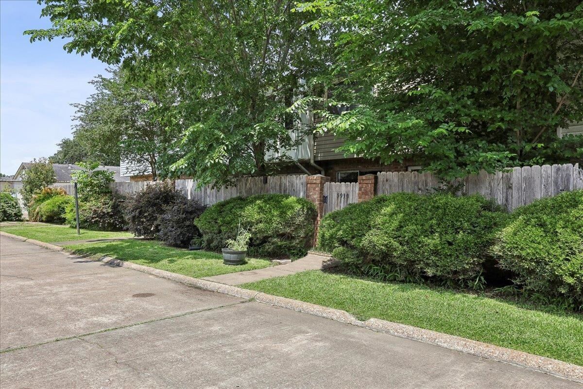 Property Photo: 5930 Fairmeadow TX 77707