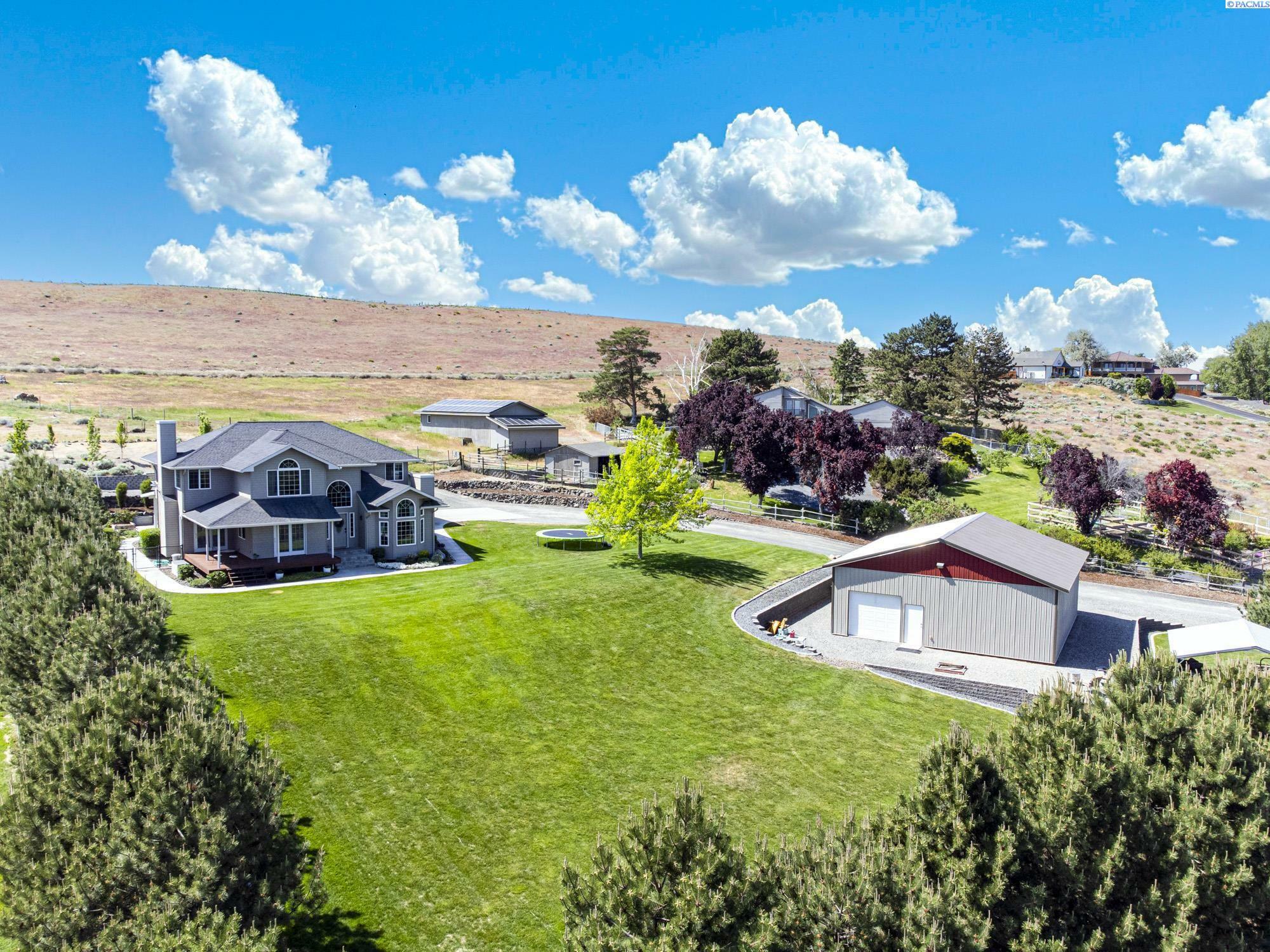 Property Photo: 42207 E Carlsbad Ct WA 99352