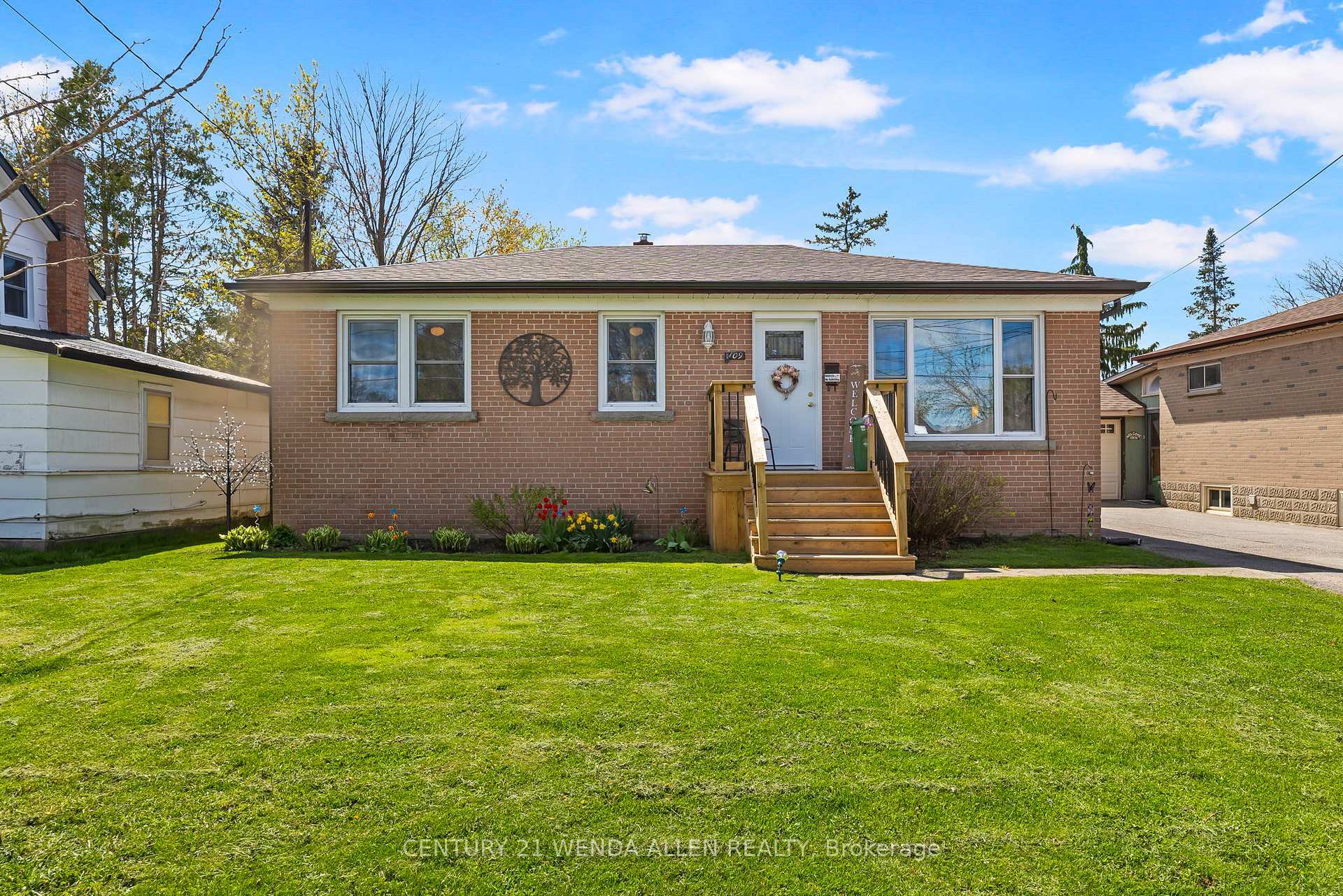 Property Photo: 109 Adelaide Street N ON K9V 4L8