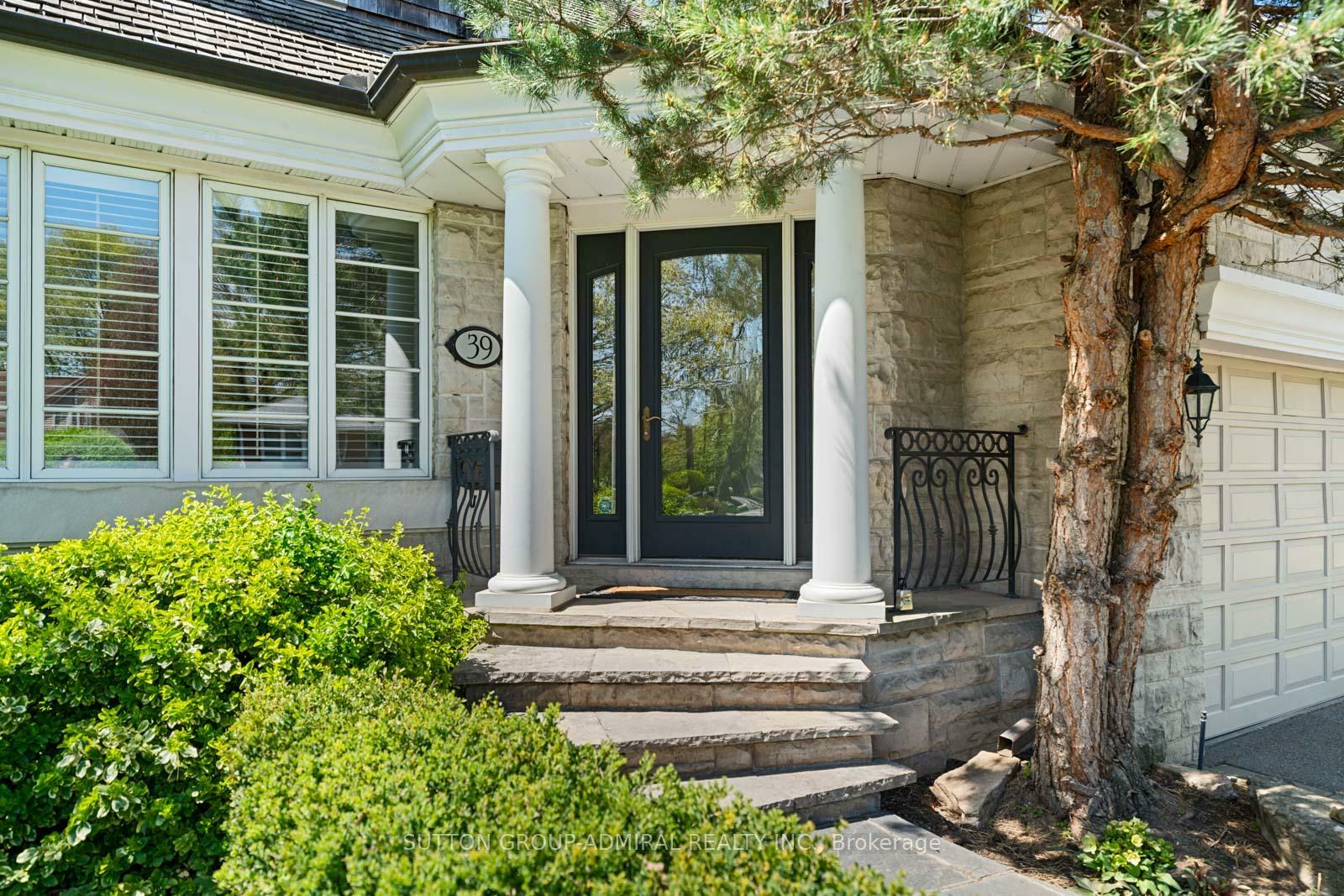 Photo de la propriété: 39 Pinehurst Crescent ON M9A 3A4