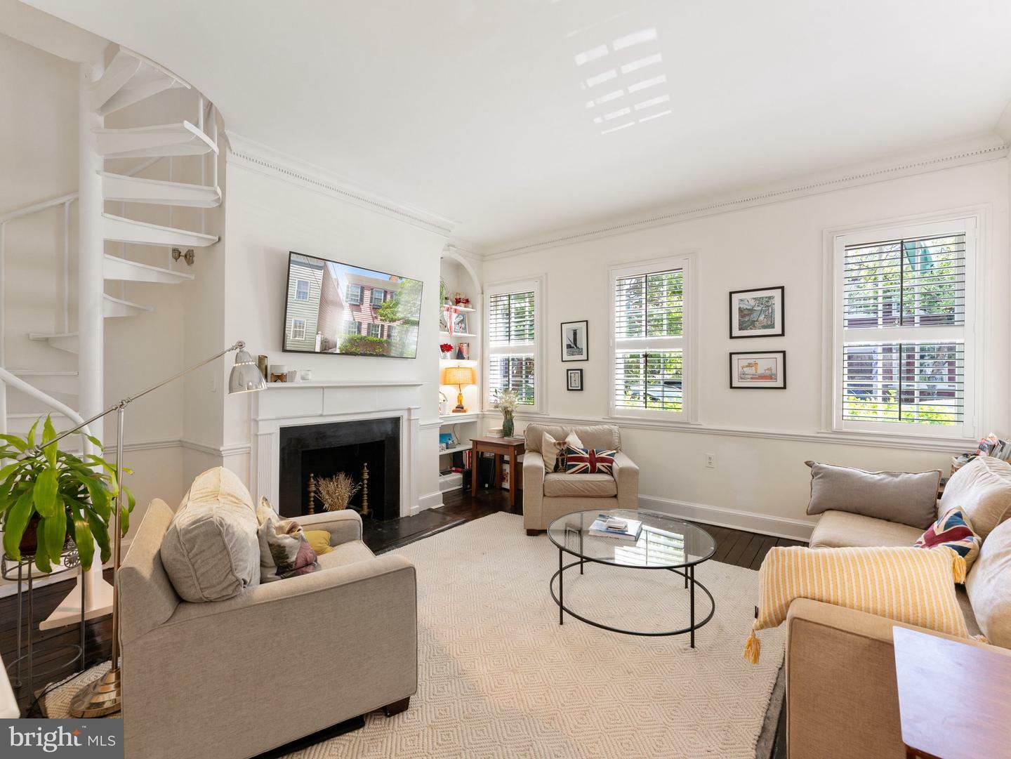 Property Photo: 427 Queen Street VA 22314
