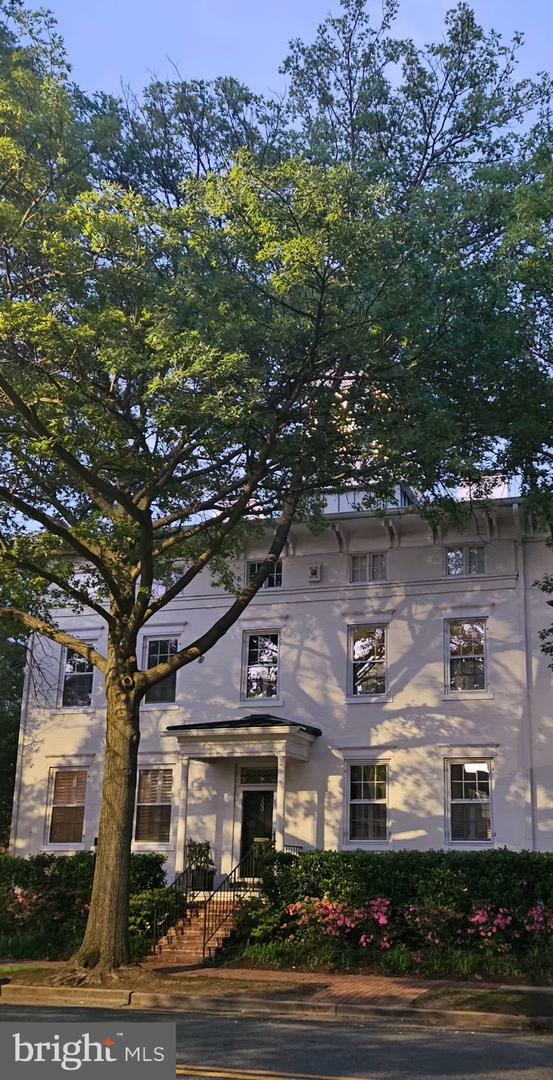 Property Photo: 300 S Columbus Street VA 22314