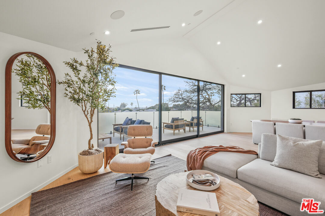 Property Photo: 2530 Beverley Ave CA 90405