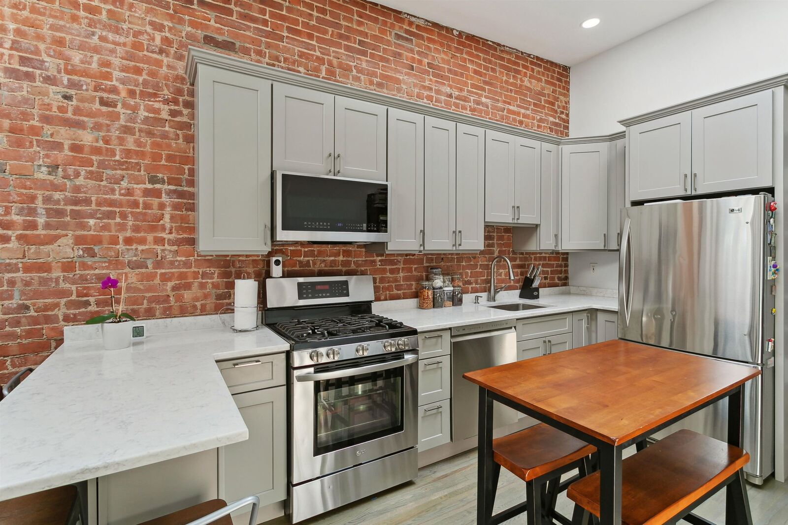 Property Photo:  811 Willow Ave 10  NJ 07030