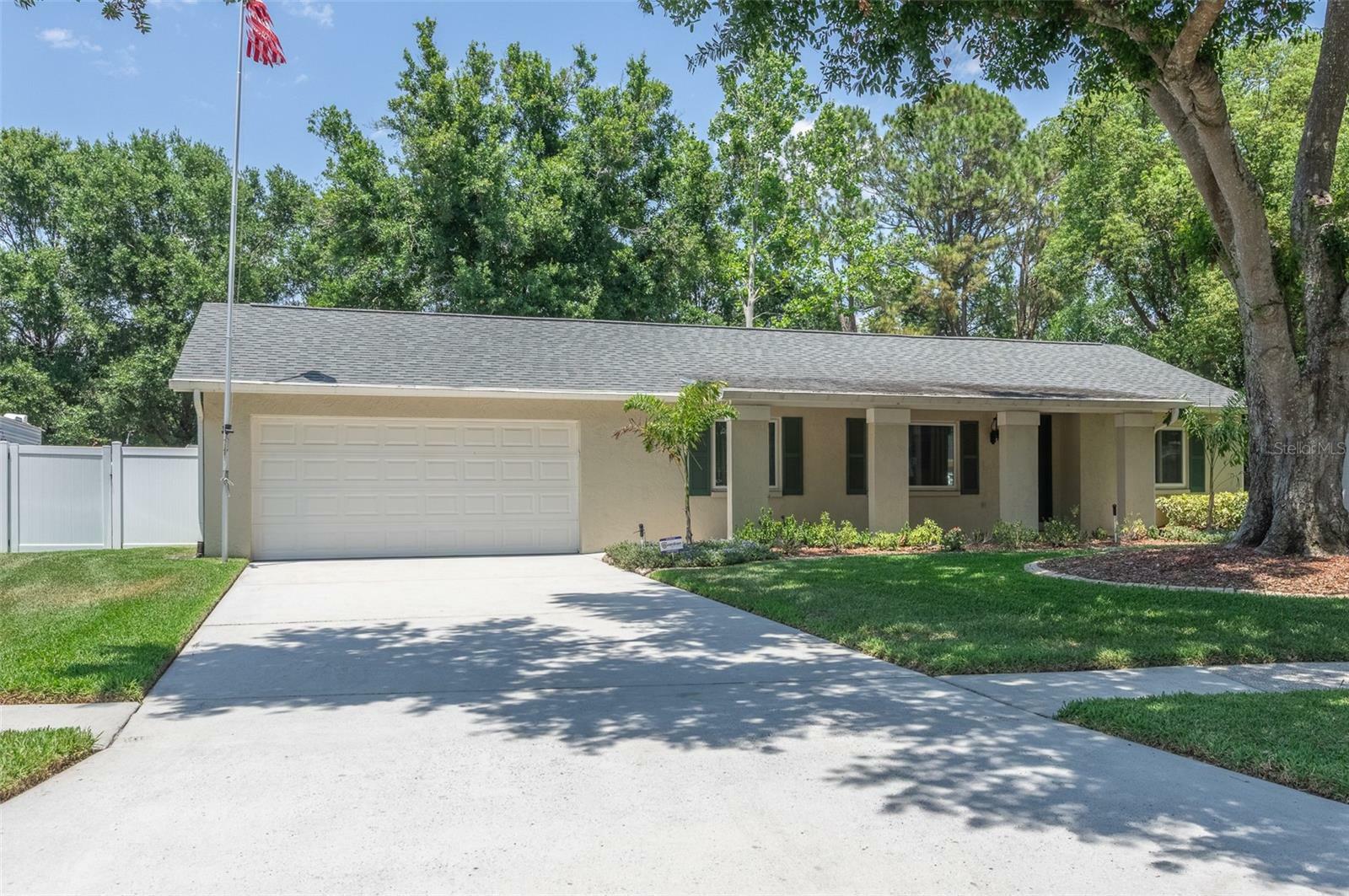 Property Photo: 606 Brentwood Place FL 33511
