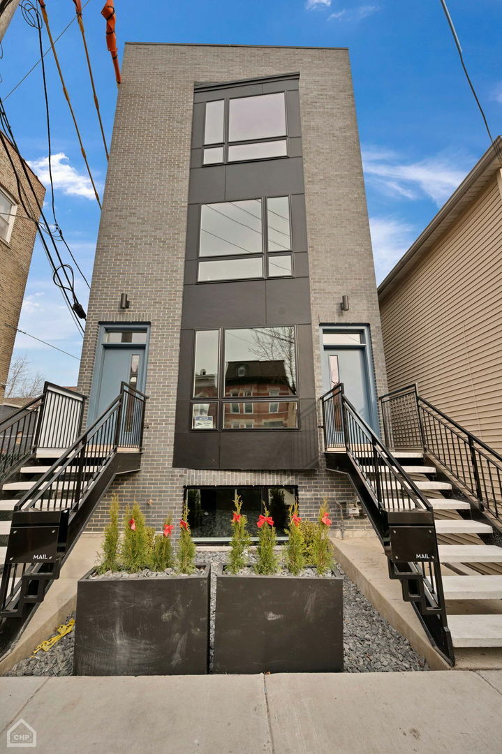 Property Photo: 1024 W 19th Street 2 IL 60608