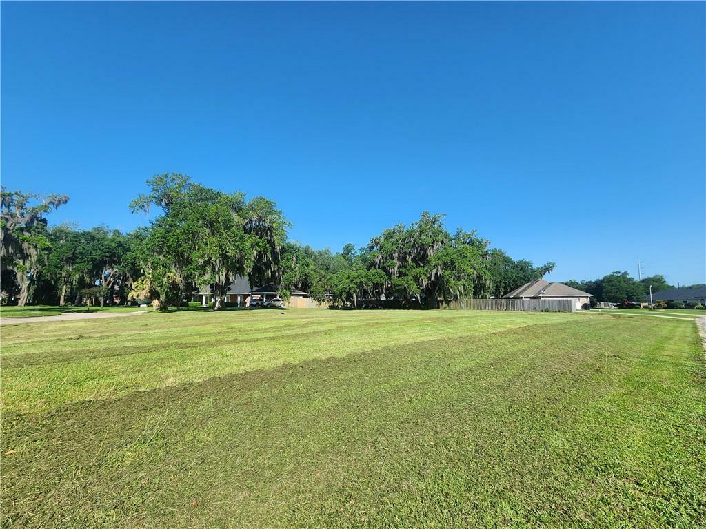 Property Photo:  140 Regina Court  LA 70037 
