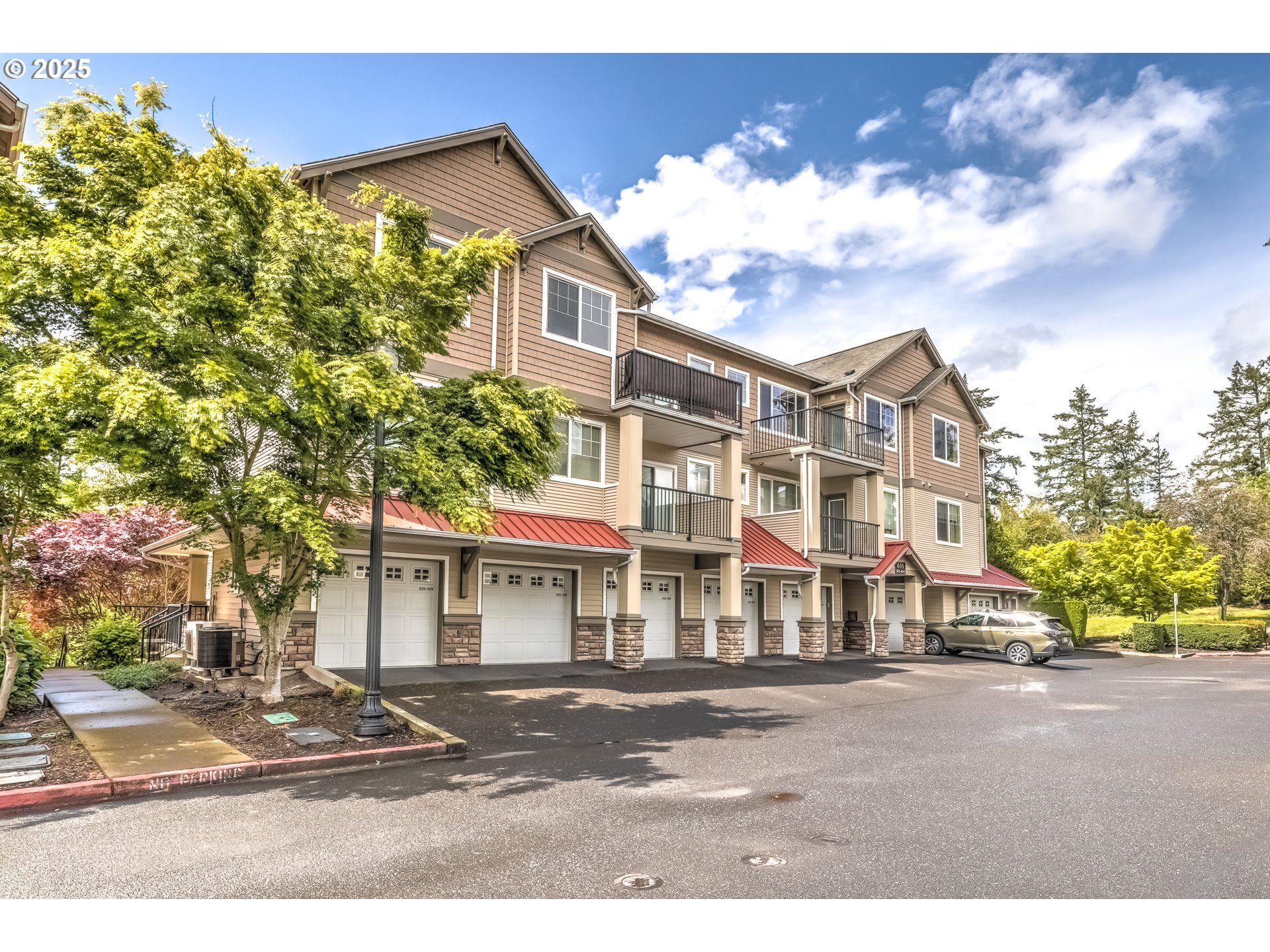 Property Photo: 635 NW Lost Springs Ter 403 OR 97229