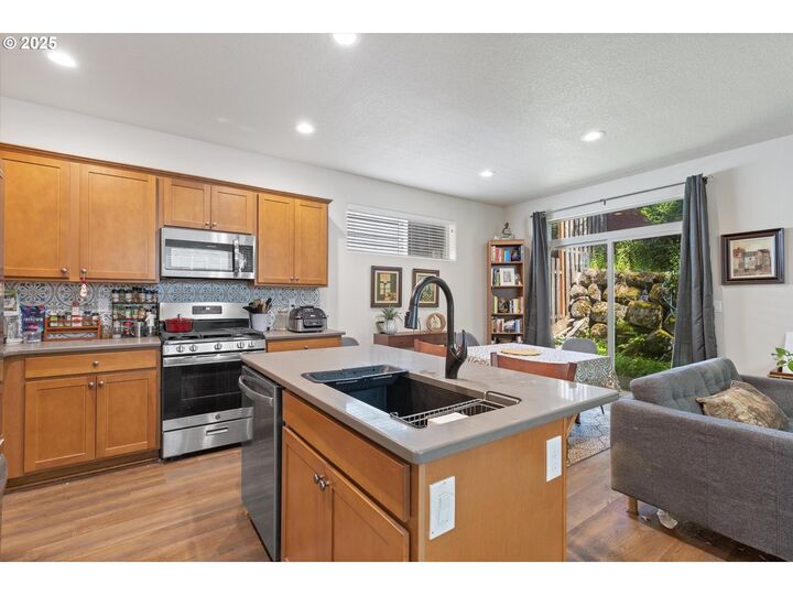 Property Photo:  10726 SE 75th Ave 13  OR 97222 