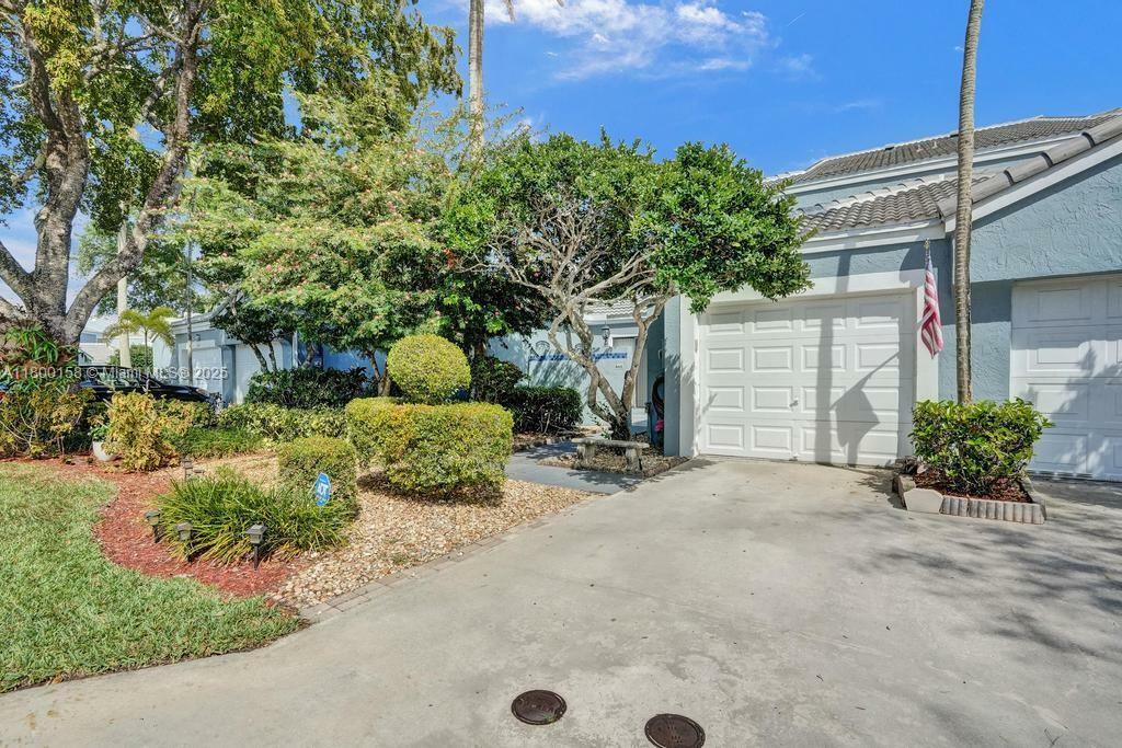 Property Photo: 8465 Waterford Cir 8465 FL 33321