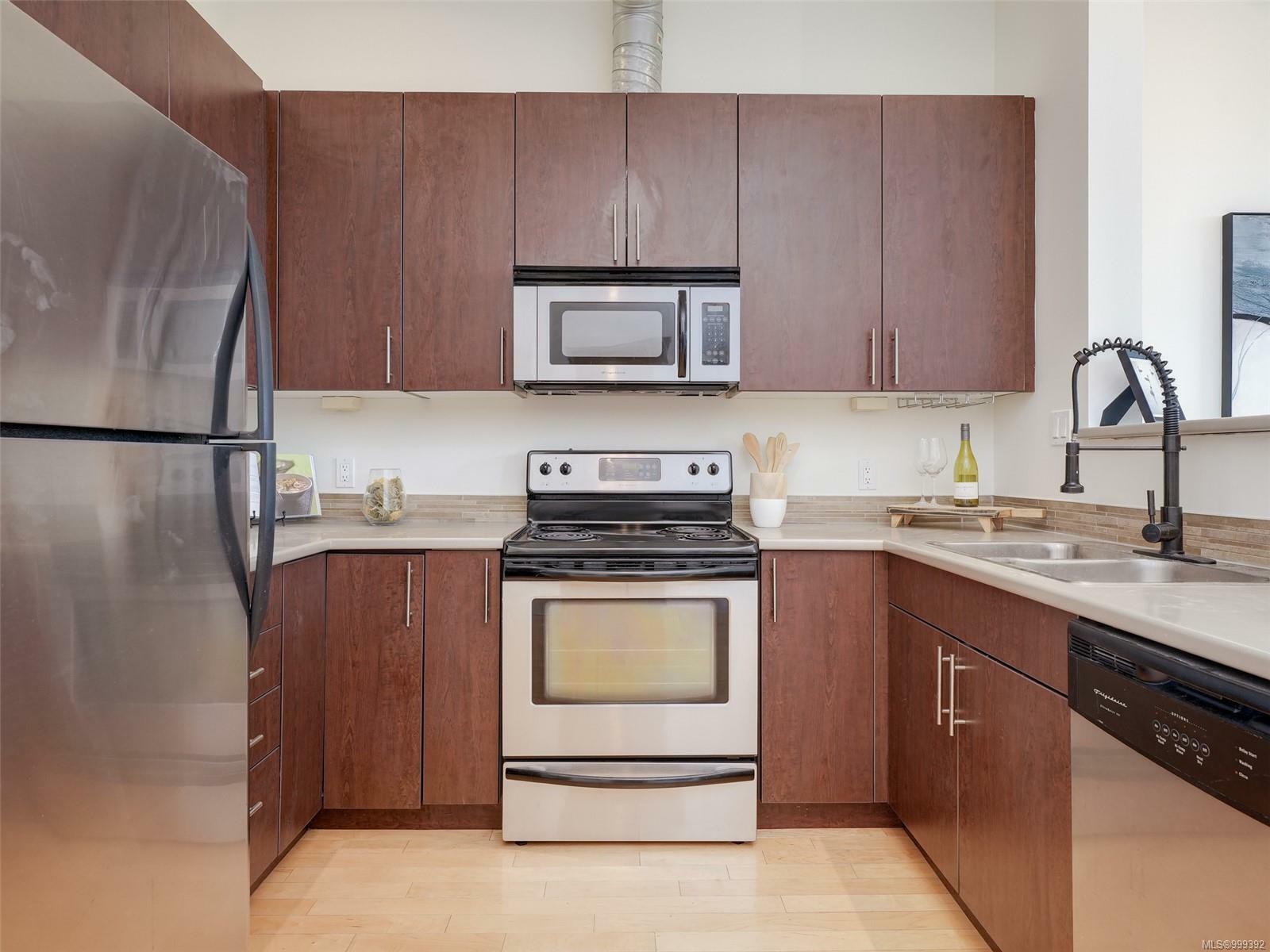 Property Photo: 797 Tyee Rd 411 BC V9A 7R4