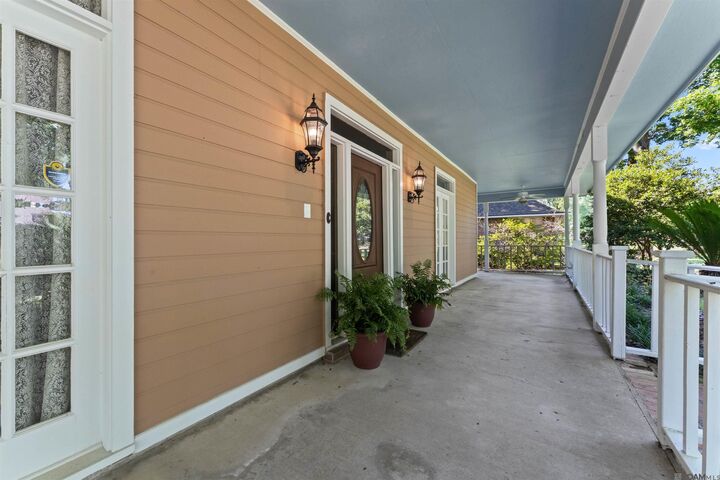 Property Photo: 6011 Riverbend Blvd LA 70820