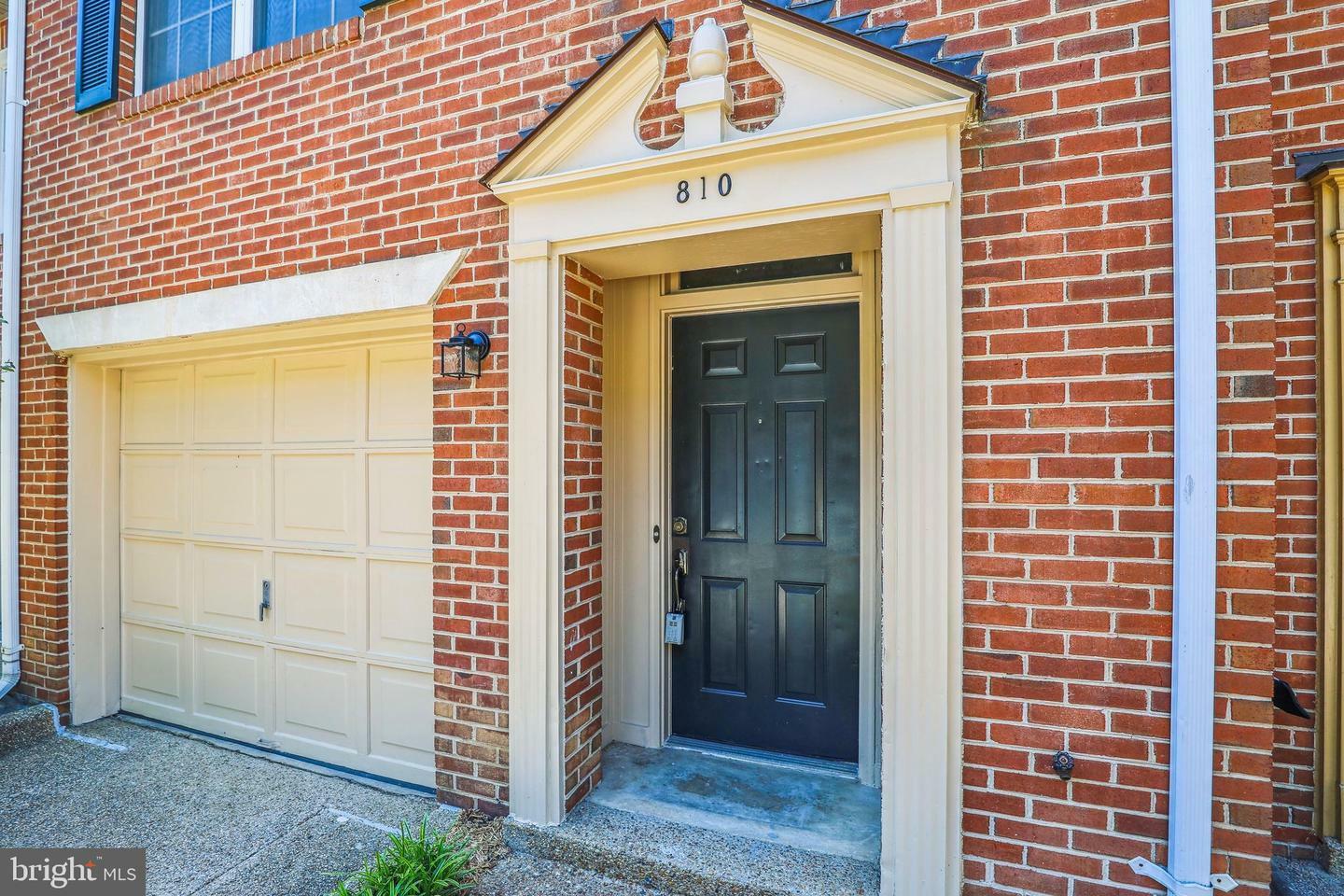 Property Photo: 810 N Fayette Street VA 22314