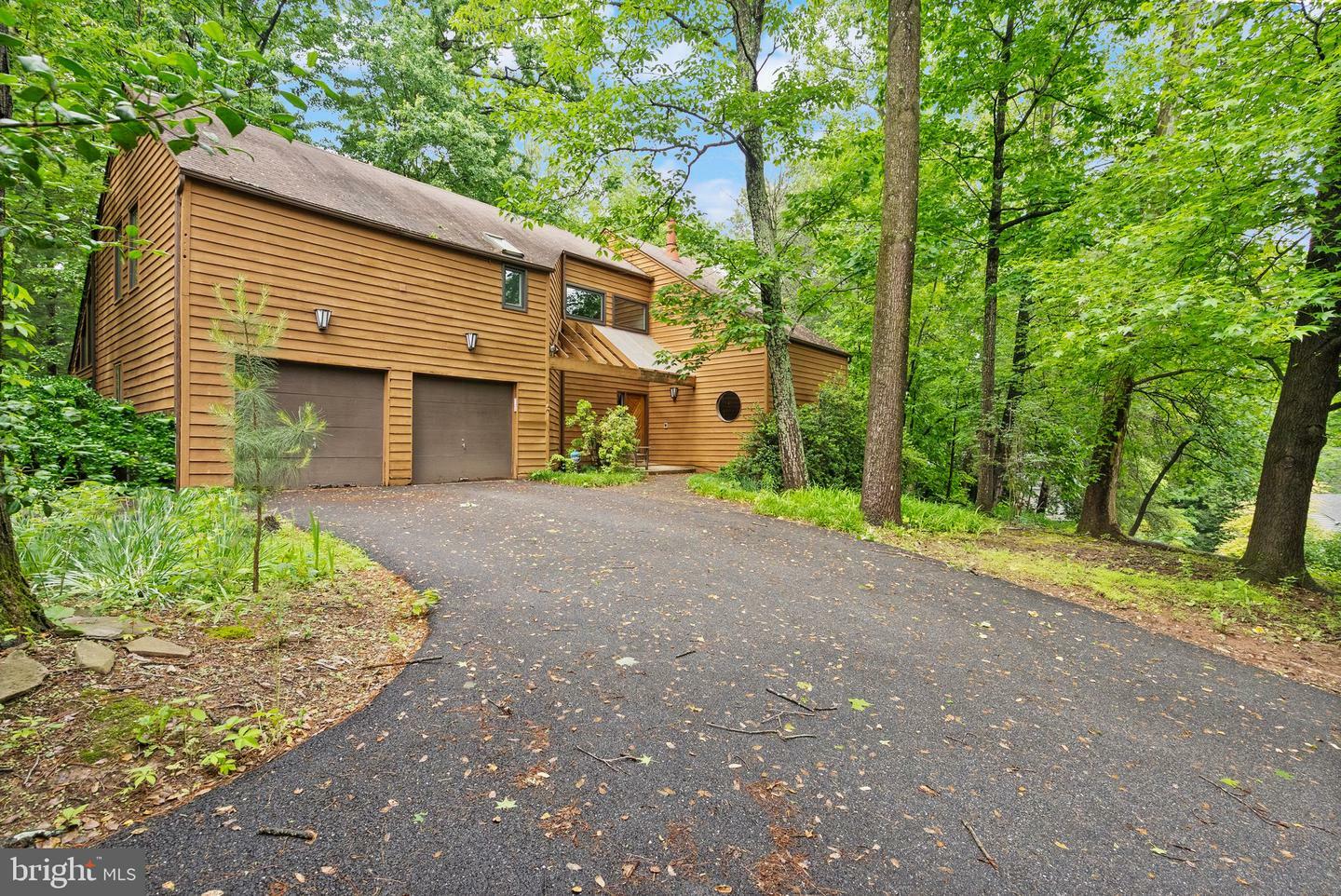 Property Photo: 11598 Newport Cove Lane VA 20194