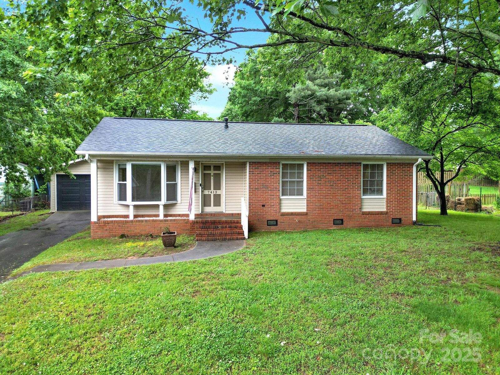 Property Photo: 7412 Woodstream Drive NC 28210