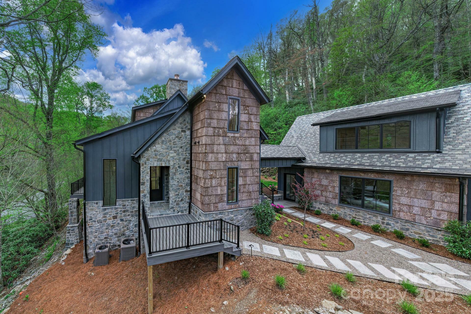 Property Photo: 139 Beaver Lodge Trail NC 28605