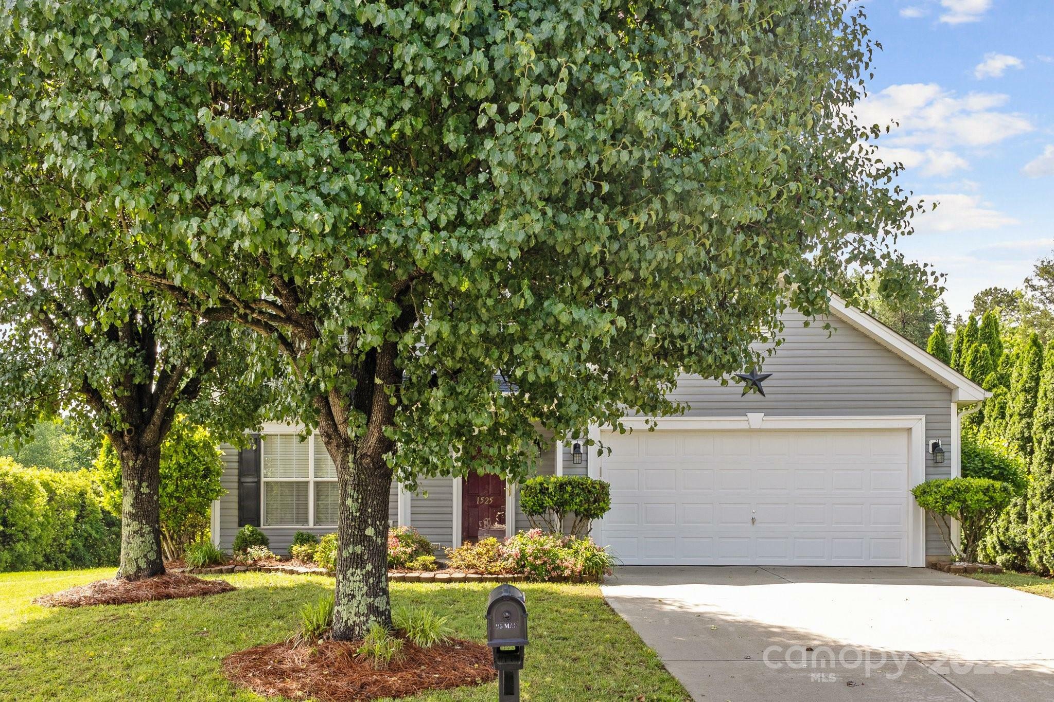 Property Photo: 1525 Moss Creek Drive NC 28075